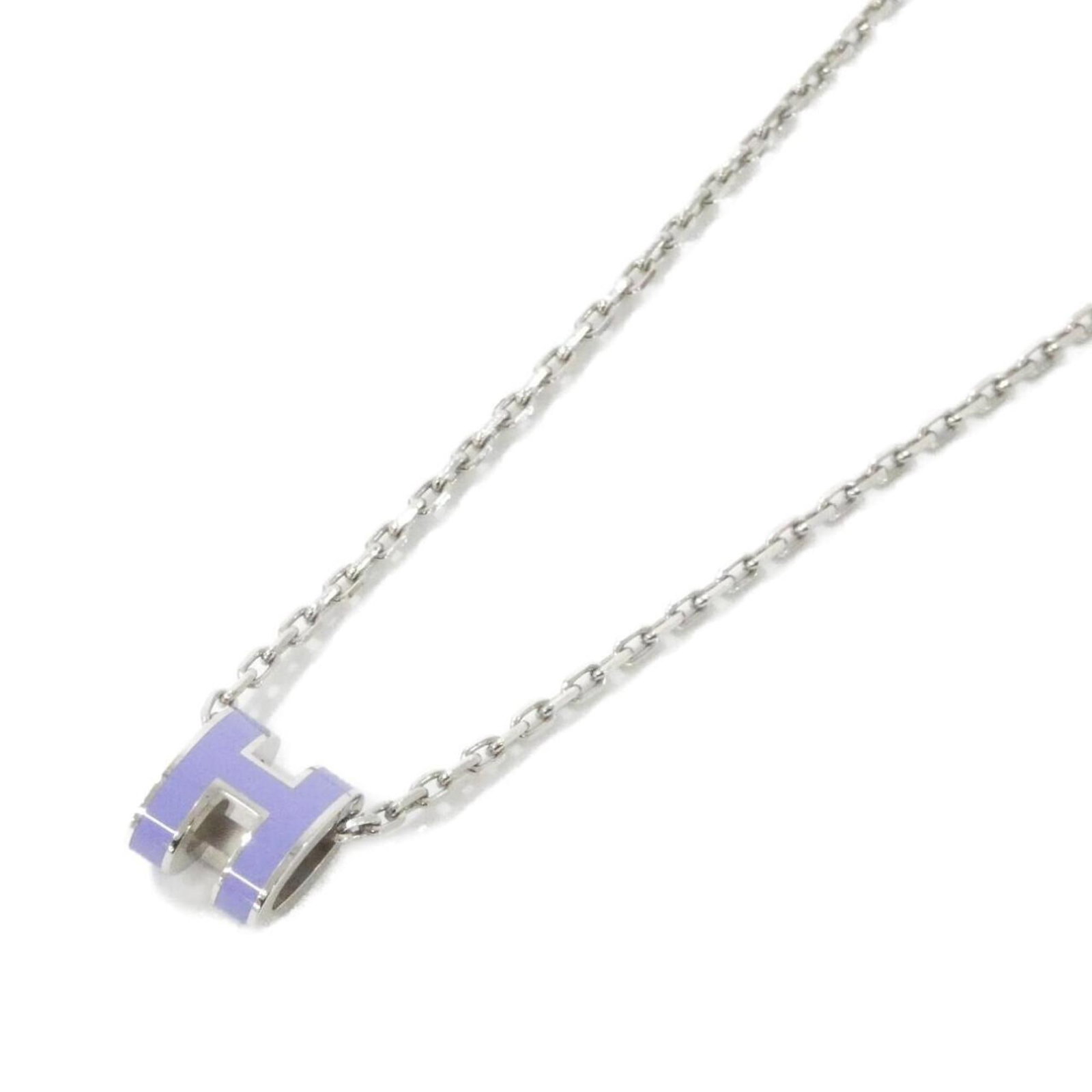 Hermes Pop H Mini 147992Fp Necklace: Hermes Pop H Mini 147992Fp Necklace Lilac hues and intricate details define the Hermes Pop H Mini 147992Fp Necklace, featuring a 9mm x 7mm pendant with subtle scratches and minor dirt marks. This