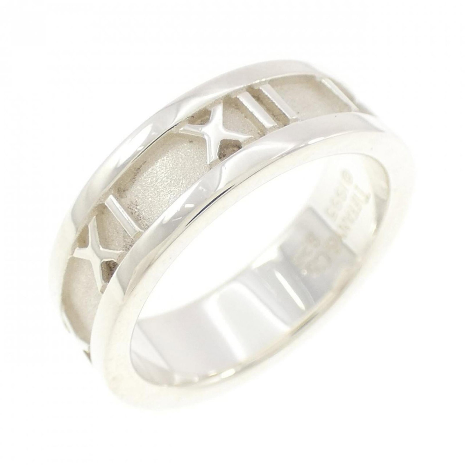 Tiffany Band Ring Silver 925: Tiffany Band Ring Silver 925 Silver 925 band ring from Tiffany, featuring a sleek and modern design. Made from high-quality silver, this ring boasts a classic look that suits everyday wear. In near-pe