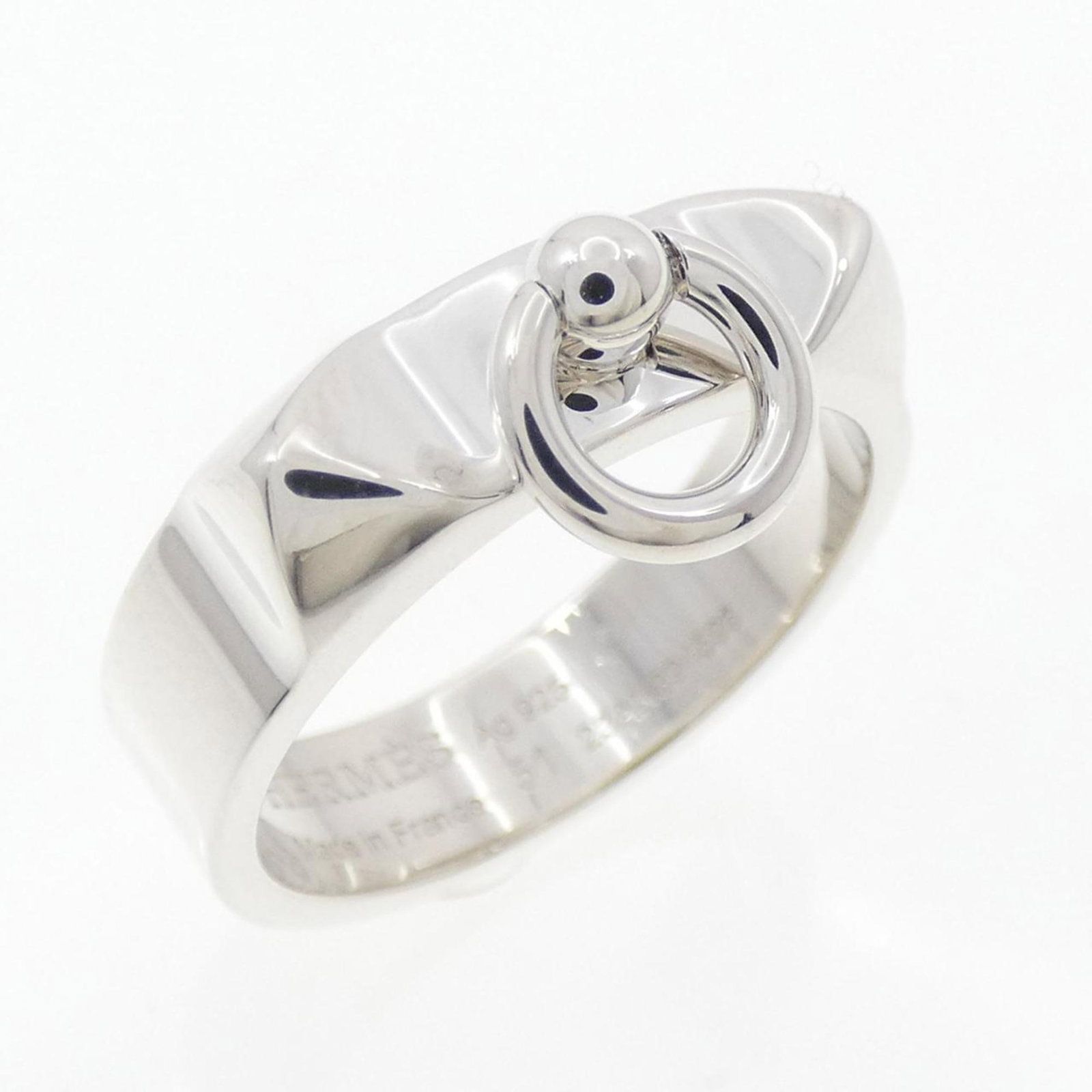 Ring Hermes Silver Band 925: Ring Hermes Silver Band 925 Silver band ring from Hermes, made from high-quality 925 silver. This like-new condition ring features a subtle design, suitable for everyday wear. With its elegant