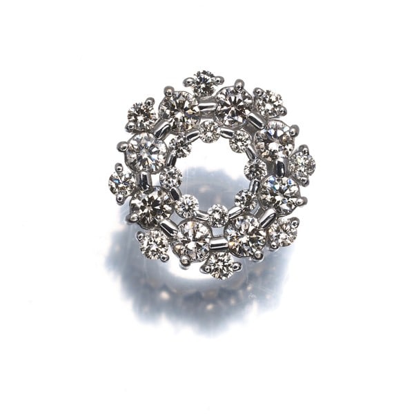Brown Diamond 1.00Ct Wreath Pendant 18K 750 White Gold: Brown Diamond 1.00Ct Wreath Pendant 18K 750 White Gold 18k white gold pendant features a stunning brown diamond weighing 1.00ct, set in a beautiful wreath design. The natural diamond adds warmth and