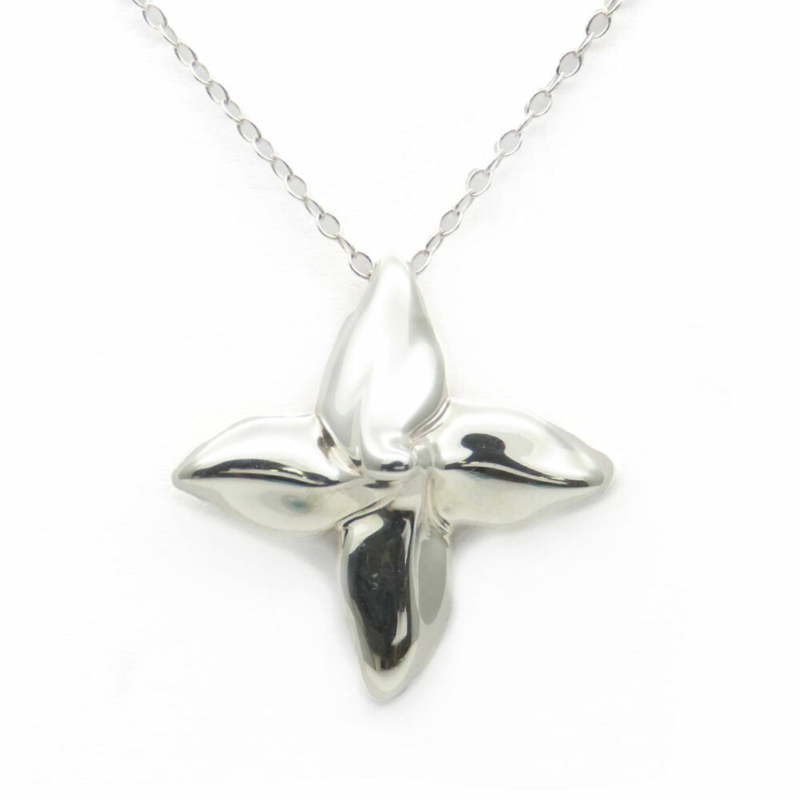 Tiffany Necklace Poinsettia Silver 925 Approx. 3.5G Women'S Tiffany&Co.: Tiffany Necklace Poinsettia Silver 925 Approx. 3.5G Women'S Tiffany&Co. Tiffany&Co's iconic Poinsettia silver necklace, crafted from high-quality 925 sterling silver, boasts a classic design that