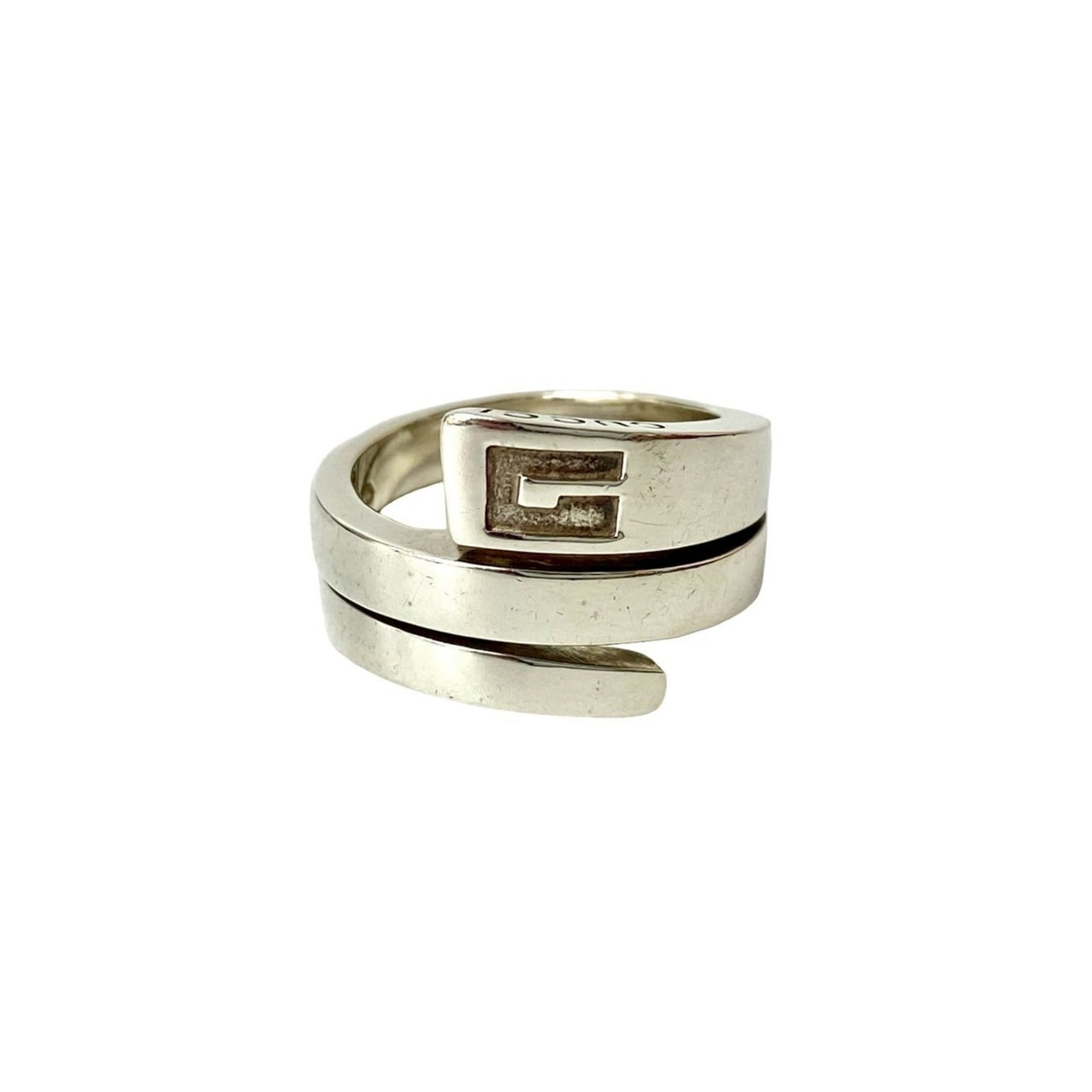 Gucci ring band silver 925: Gucci ring band silver 925 Silver 925 Gucci ring band, made from high-quality silver alloy, features the iconic Gucci brand. This used item shows signs of previous use, with minor scratches and dirt