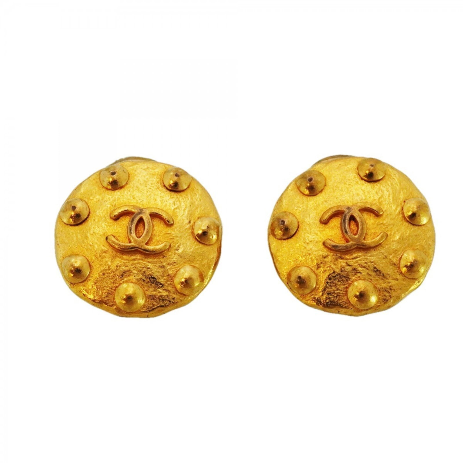 Clip earrings gold plating by Chanel: Clip earrings gold plating by Chanel Clip earrings in gold plating by Chanel, with a classic design and subtle shine. The item bears traces of usage and minor scratches/dirt, but remains generally in 