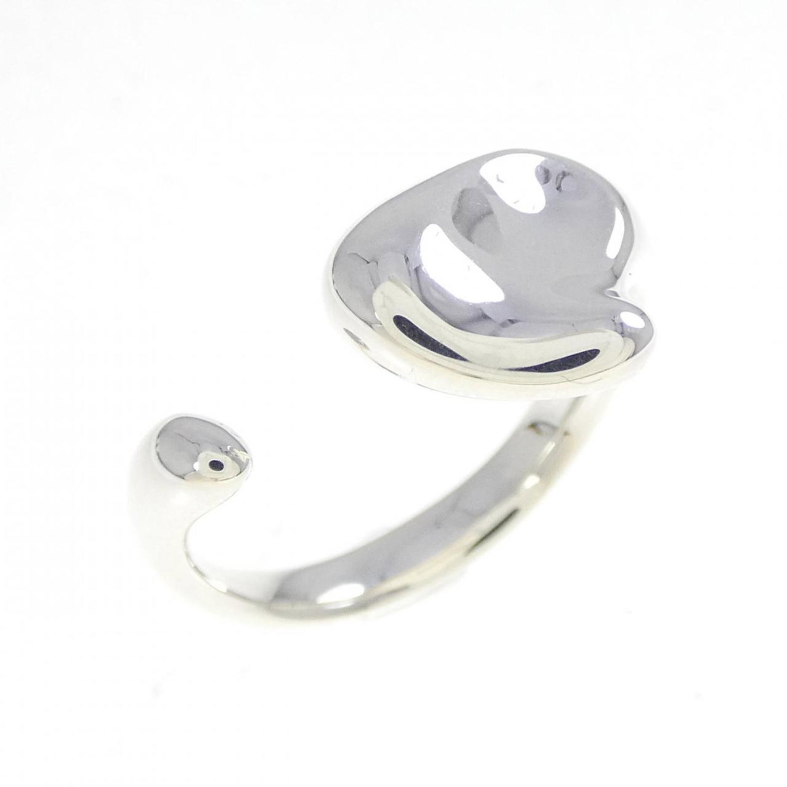 Tiffany Band Ring Silver 925: Tiffany Band Ring Silver 925 Silver 925 Tiffany band ring in excellent condition, featuring a subtle shine and minor scratches. The ring bears the hallmark of Tiffany's quality craftsmanship, with a f