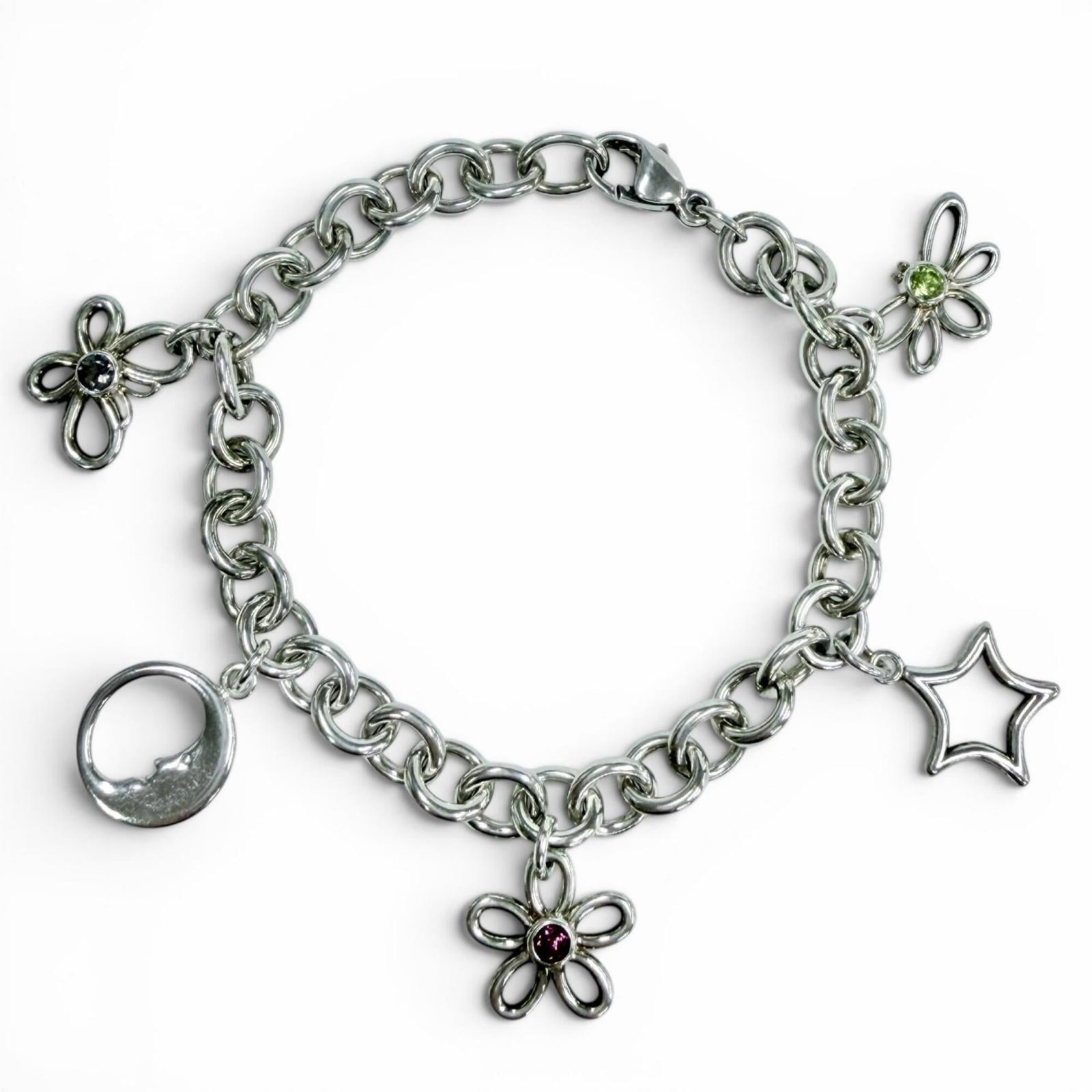 Charm Tiffany Bracelet 925 Silver: Charm Tiffany Bracelet 925 Silver Charm Tiffany Bracelet 925 Silver features a beautiful garnet and peridot stone set in sterling silver, adding a touch of elegance to any outfit. The 19cm length prov