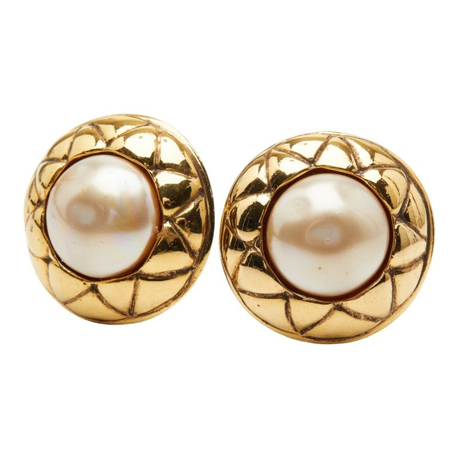 Clip earrings gold plating by Chanel: Clip earrings gold plating by Chanel Clip earrings in gold plating by Chanel, bearing traces of usage and minor scratches. The item measures 27.60mm x 27.60mm and features a gold color finish. Used co