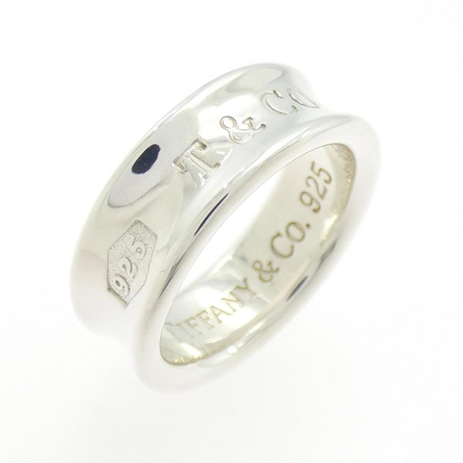 Tiffany Band Ring Silver 925: Tiffany Band Ring Silver 925 Silver 925 Tiffany band ring in excellent used condition, with some minor scratches and dirt visible. The ring features a classic design that remains timeless, and its sil