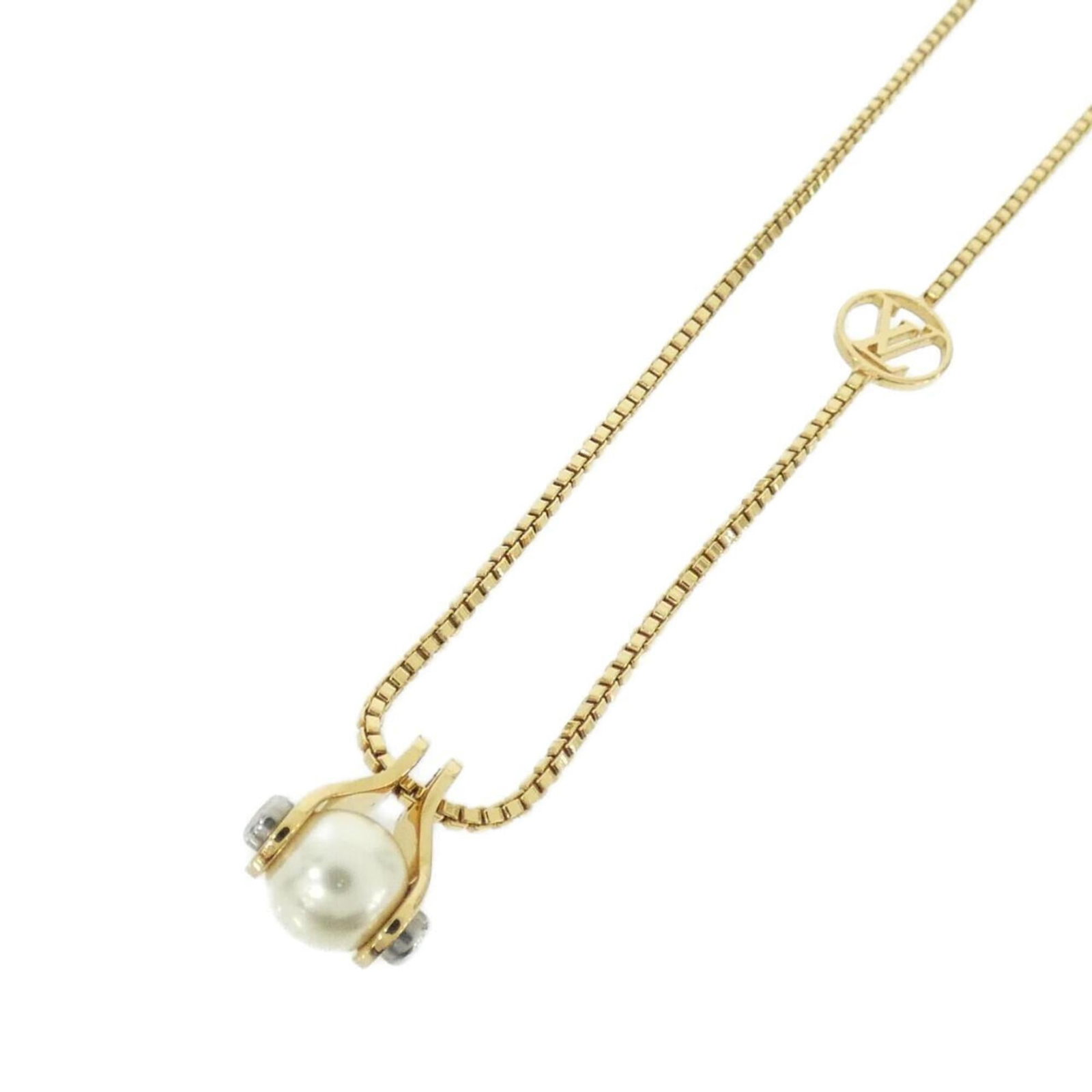 Speedy Pearl Lv M68064 Louis Vuitton Necklace: Speedy Pearl Lv M68064 Louis Vuitton Necklace The Speedy Pearl Lv M68064 Louis Vuitton Necklace boasts a sleek gold design with a 15mm x 12mm pendant, perfect for adding a touch of luxury to any outfi