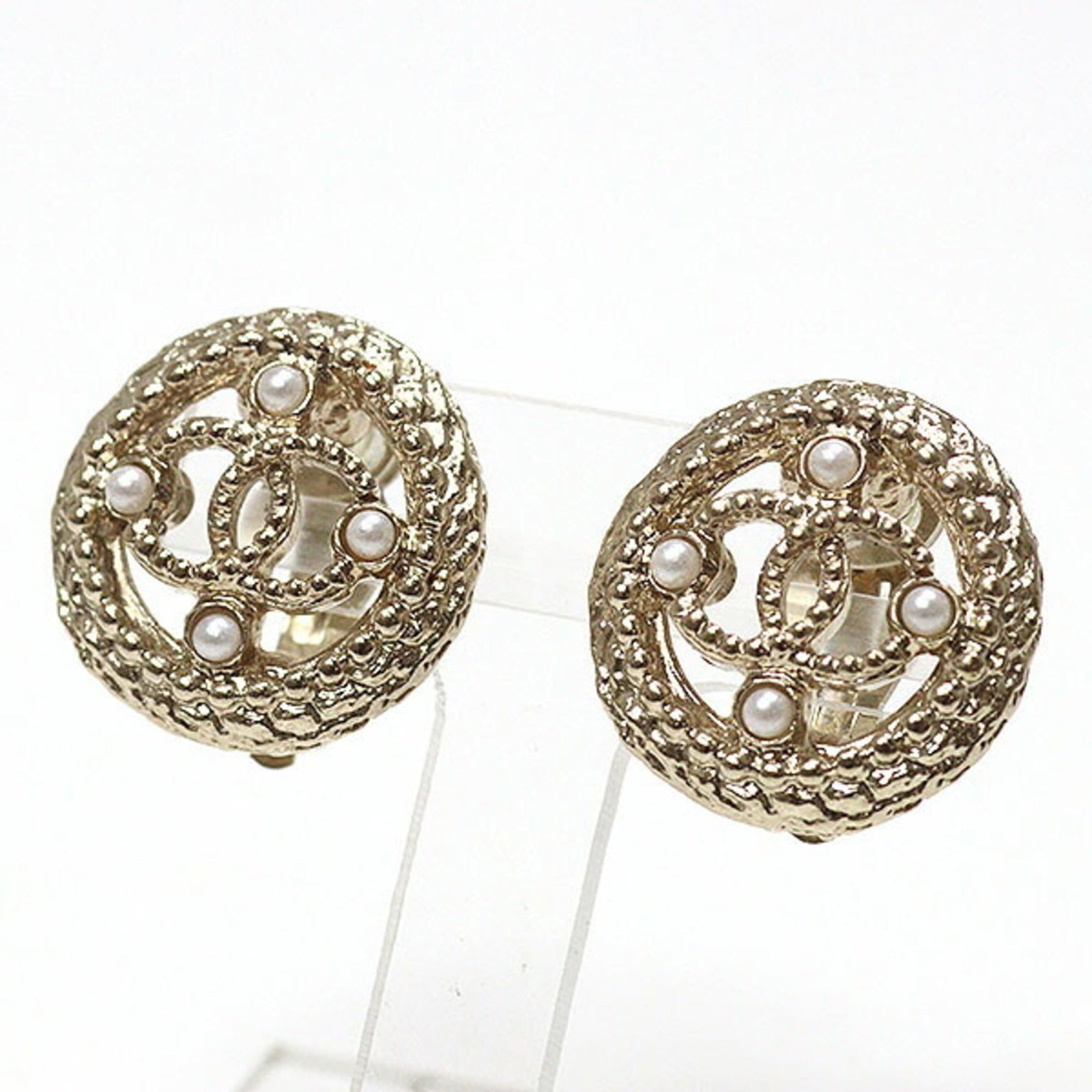Clip earrings metal by Chanel: Clip earrings metal by Chanel Clip earrings in gold metal by renowned luxury brand Chanel. In mint condition, these used clip earrings measure 18.50mm x 18.50mm and feature a sleek design. A like new 