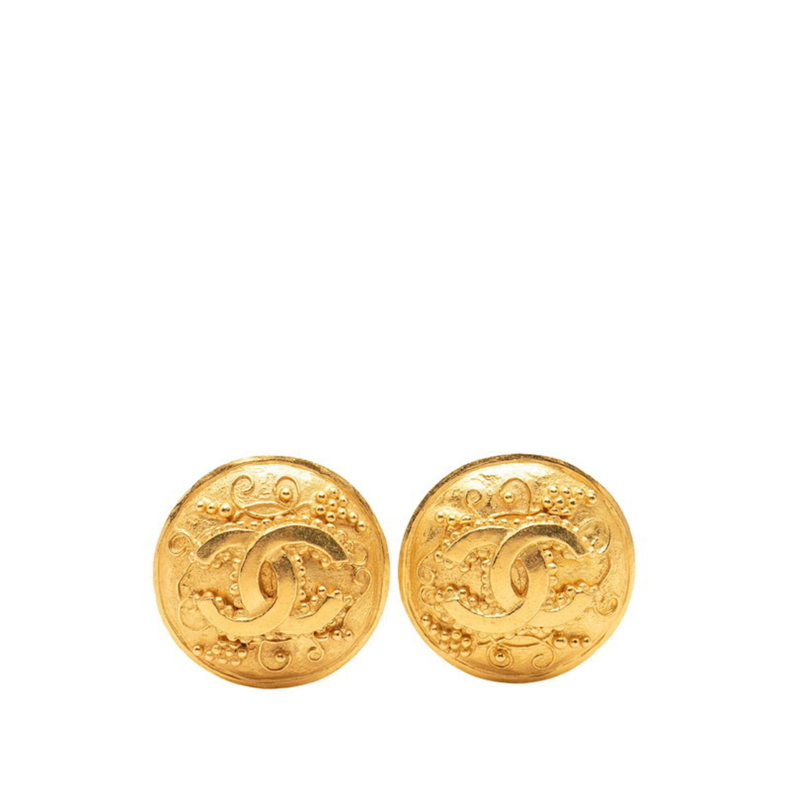 Chanel Clip Earrings: Chanel Clip Earrings Gold clip earrings from the iconic Chanel brand, bearing subtle traces of usage and minor scratches. Measuring 27.70mm x 27.70mm, these vintage clip earrings showcase a classic