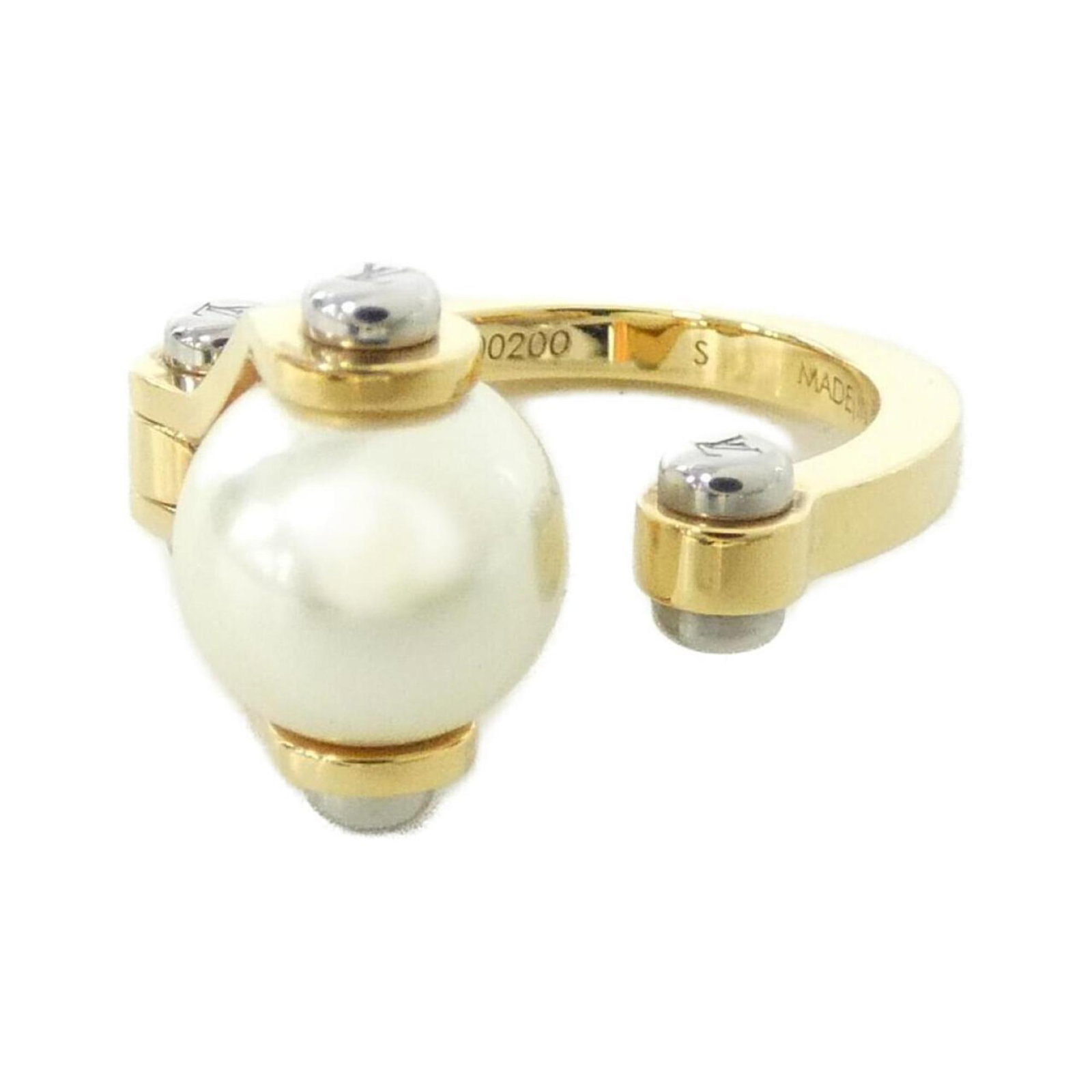 Ring Band Louis Vuitton: Ring Band Louis Vuitton White Louis Vuitton band ring in excellent condition, with minor scratches and signs of wear. The ring features the iconic LV monogram pattern, a timeless design element of