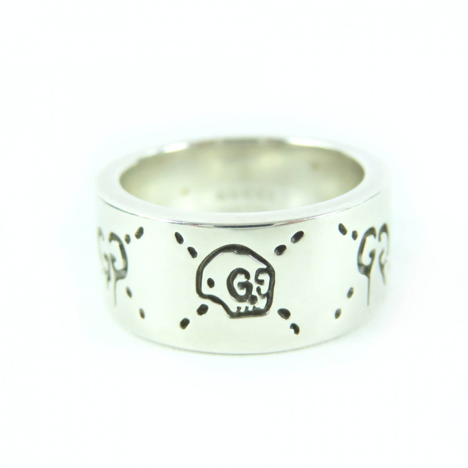 Gucci ring band silver 925: Gucci ring band silver 925 Silver band ring from Gucci, made from high-quality silver 925 material. The ring features a sleek and modern design with some minor scratches and traces of usage visible.