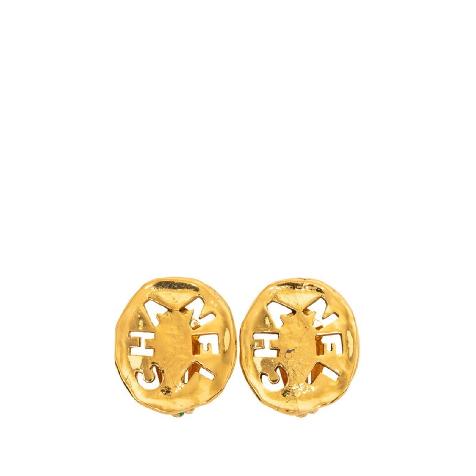 Clip earrings gold plating by Chanel: Clip earrings gold plating by Chanel Clip earrings in gold plating by Chanel, bearing traces of usage and minor scratches. The item measures 28.00mm x 24.00mm and features a gold color finish. Used co