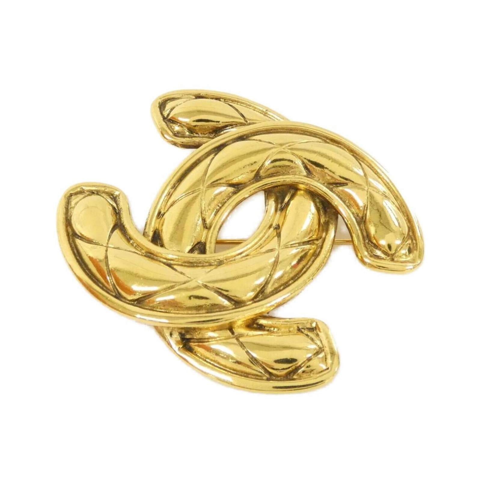 Chanel Brooch: Chanel Brooch This gold Chanel brooch boasts a classic design, measuring 5cm x 5.8cm in size. With a few traces of usage visible, it retains its original charm and remains in very good condition,