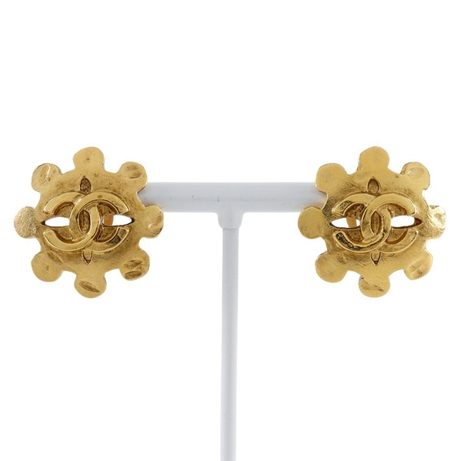 Chanel Clip Earrings: Chanel Clip Earrings Chanel Clip Earrings are a stylish accessory featuring the iconic brand's signature design. Measuring 25mm x 25mm, these earrings showcase a classic clip-on style that can be easi