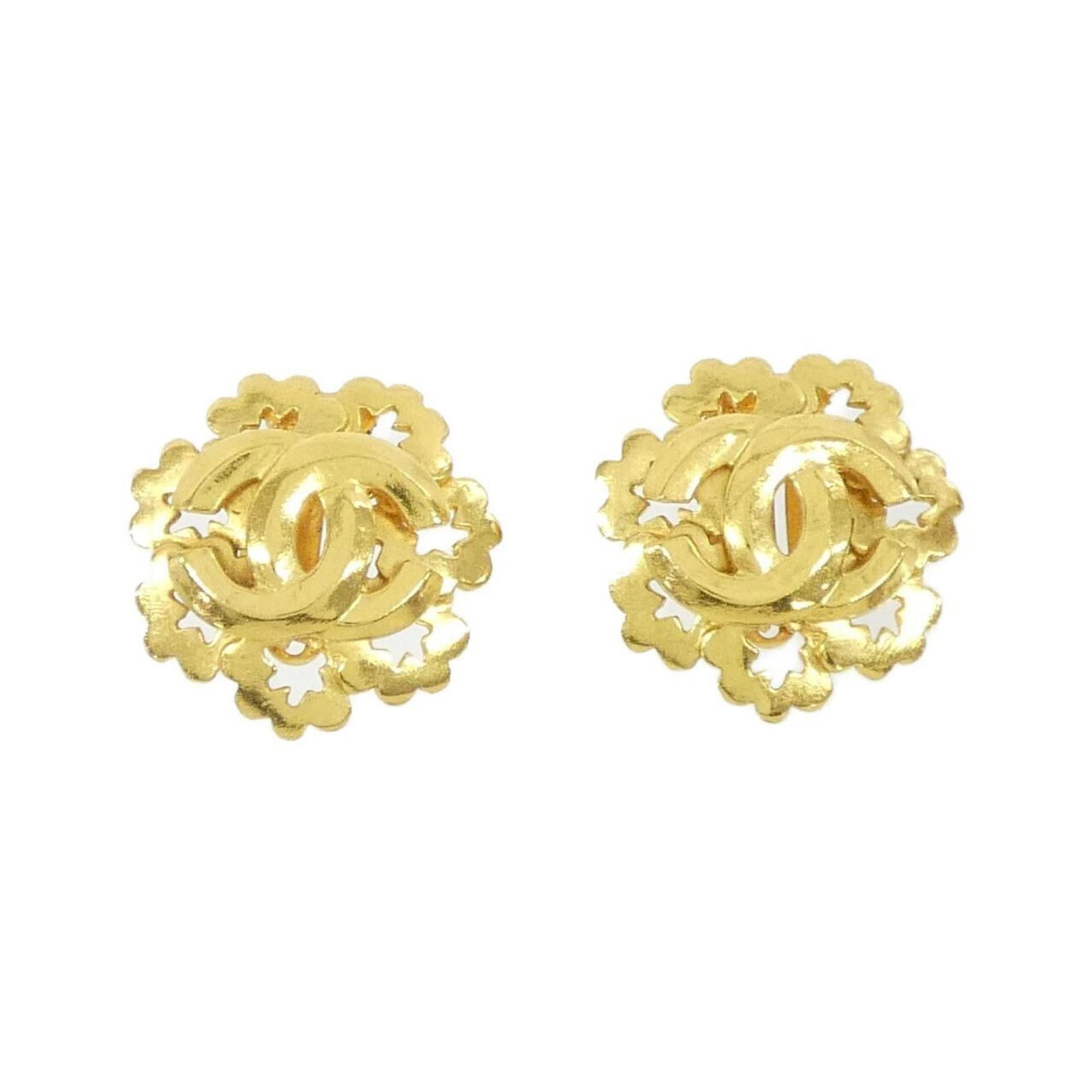 Chanel Clip Earrings: Chanel Clip Earrings Chanel Clip Earrings in Gold, featuring the iconic design with a few traces of usage and some minor scratches. The earrings are made from high-quality materials and have been well