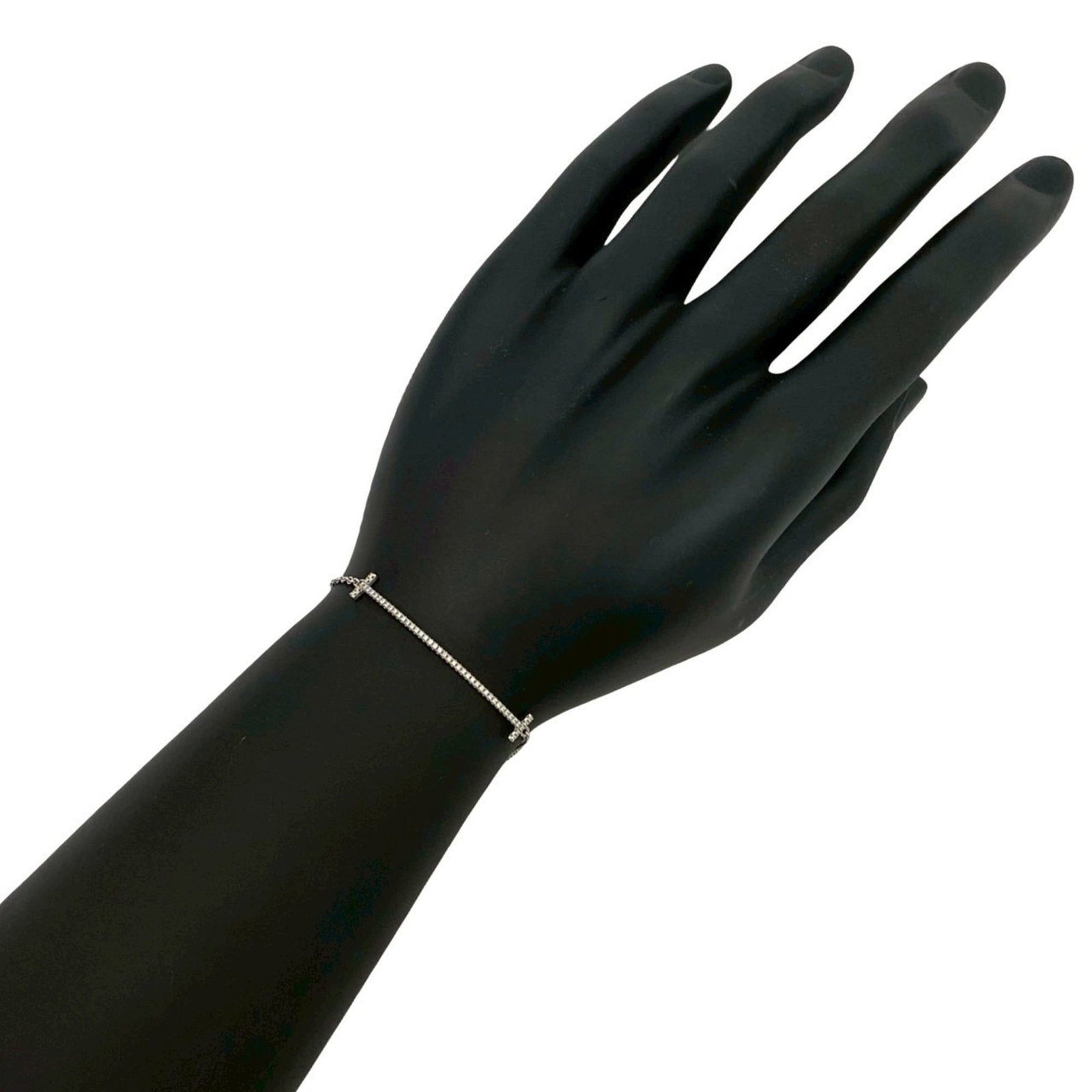 Charm Tiffany White Gold (18K): Charm Tiffany White Gold (18K) Charm Tiffany White Gold (18K) features a silver diamond stone set in an 18K white gold chain, offering a touch of elegance. The charm bracelet measures 17cm in length a