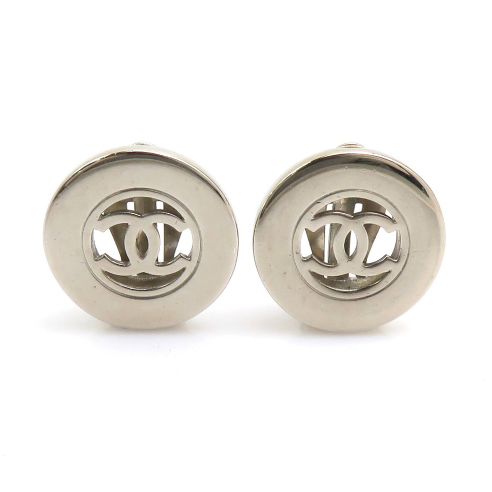 Clip earrings metal by Chanel: Clip earrings metal by Chanel Clip earrings in silver metal by Chanel, bearing traces of usage and minor scratches. Generally in good condition with visible signs of wear. Used clip earrings from the 