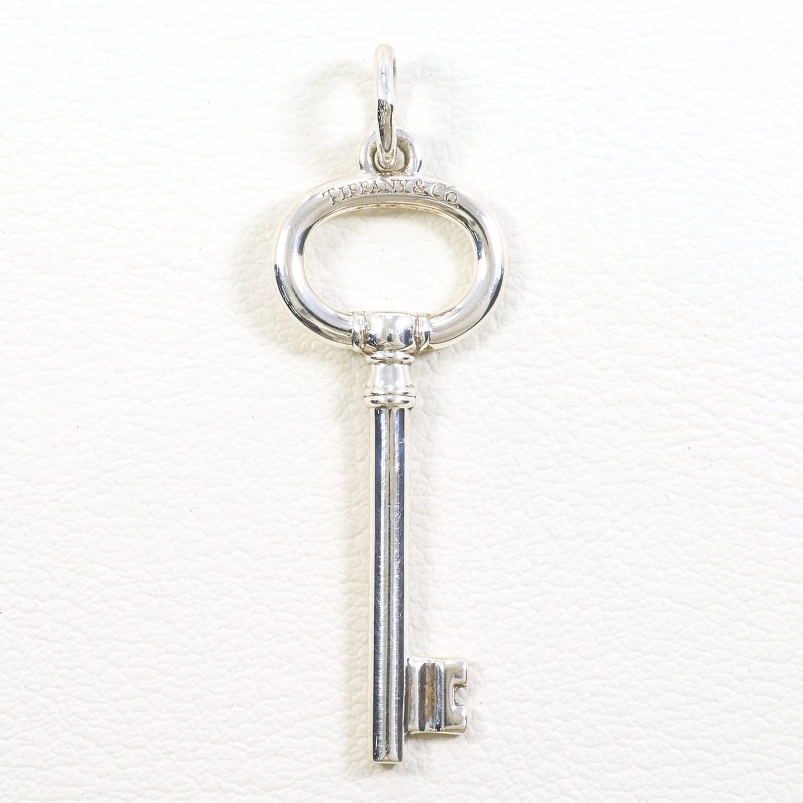 Tiffany & Co. Key Pendant In Sterling Silver (925) Approx. 2.0G Total Weight Like New Free Shipping: Tiffany & Co. Key Pendant In Sterling Silver (925) Approx. 2.0G Total Weight Like New Free Shipping Sterling silver pendant from Tiffany & Co., measuring 38mm x 12mm, bears the hallmark of 925. This e