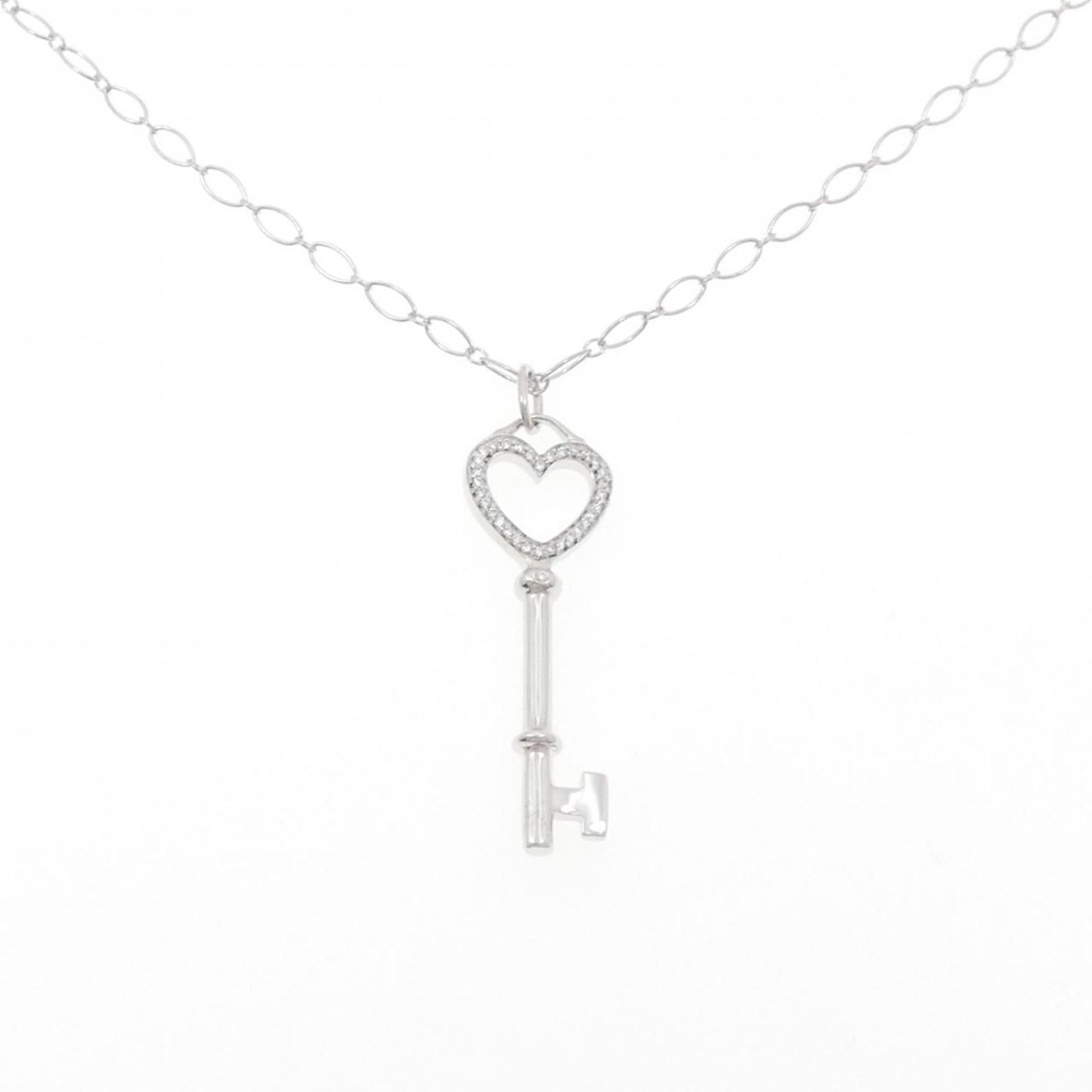 Key Medium Heart Necklace Tiffany: Key Medium Heart Necklace Tiffany White gold pendant necklace featuring a medium heart design, set with a diamond. The necklace boasts a classic Tiffany style and measures 46 cm in circumference. A be