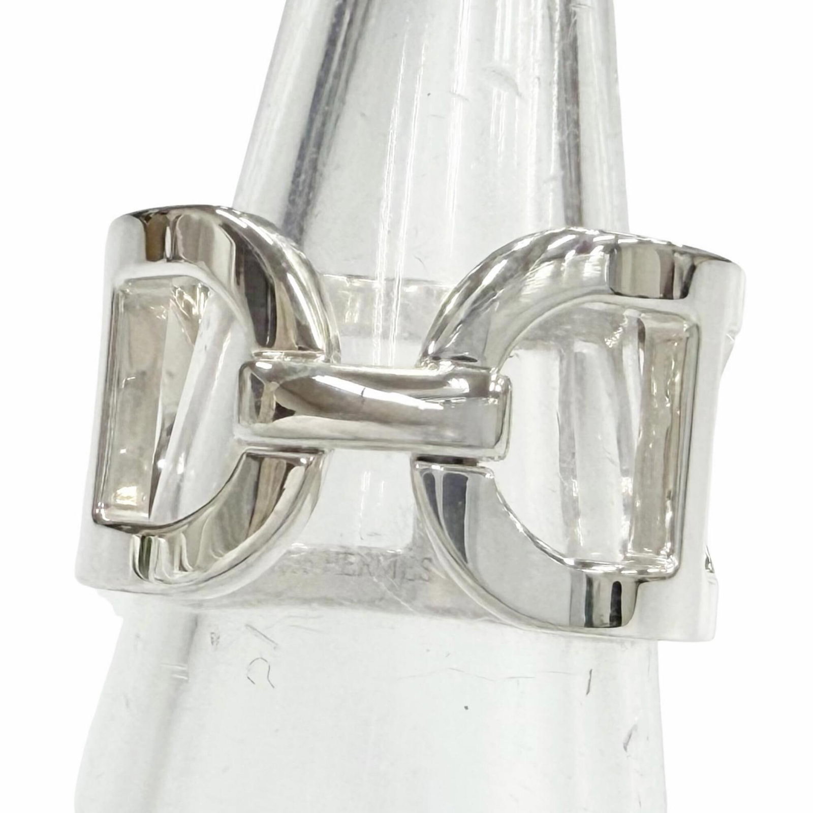 Ring Hermes Silver Band 925: Ring Hermes Silver Band 925 Silver band ring from Hermes, made from high-quality silver (925). This like-new condition ring bears minimal signs of usage and has been well-cared for. A nice addition to