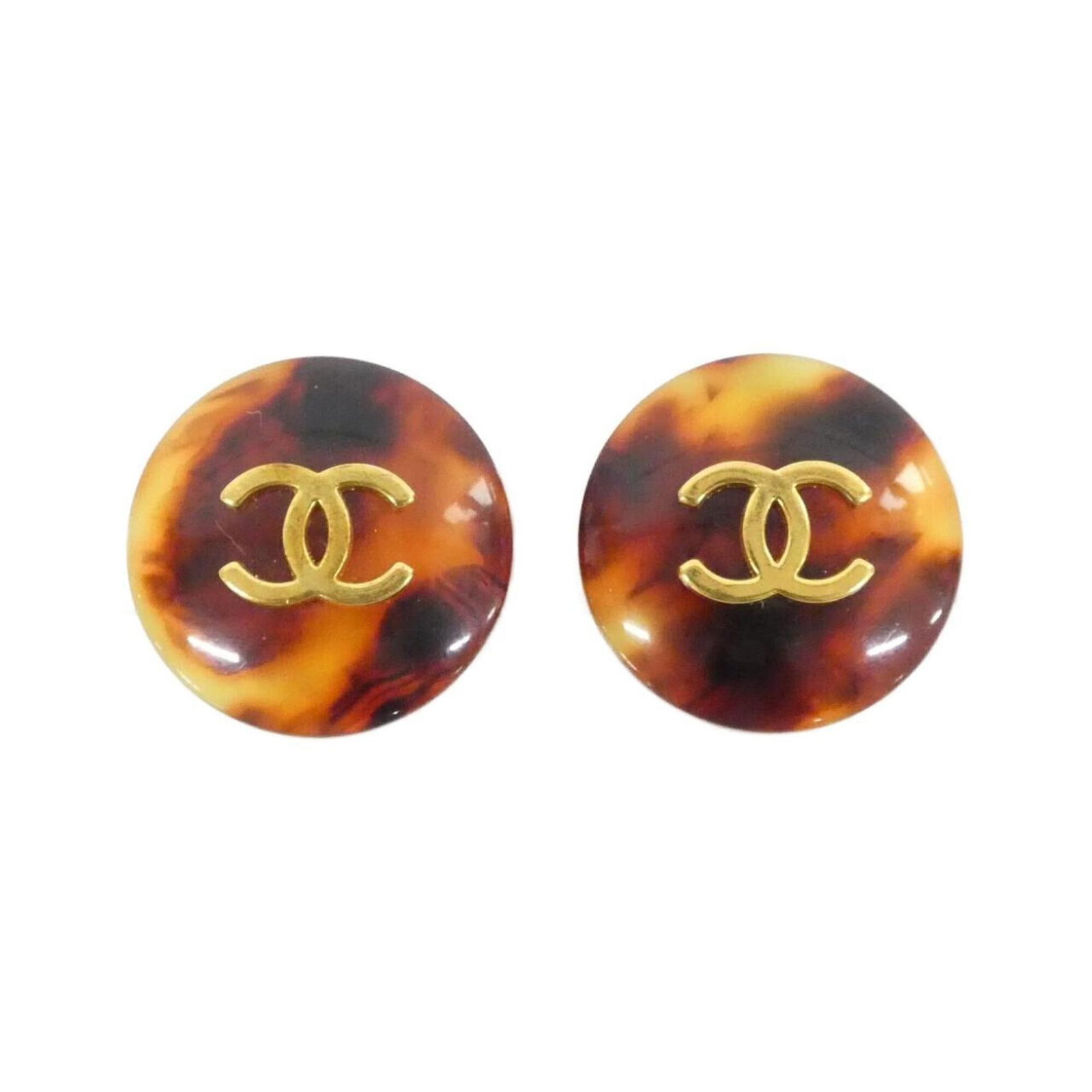Chanel Clip Earrings: Chanel Clip Earrings The Chanel Clip Earrings are a timeless accessory featuring a classic design with a brown finish. Traces of usage and minor damages can be seen, but they remain in acceptable cond
