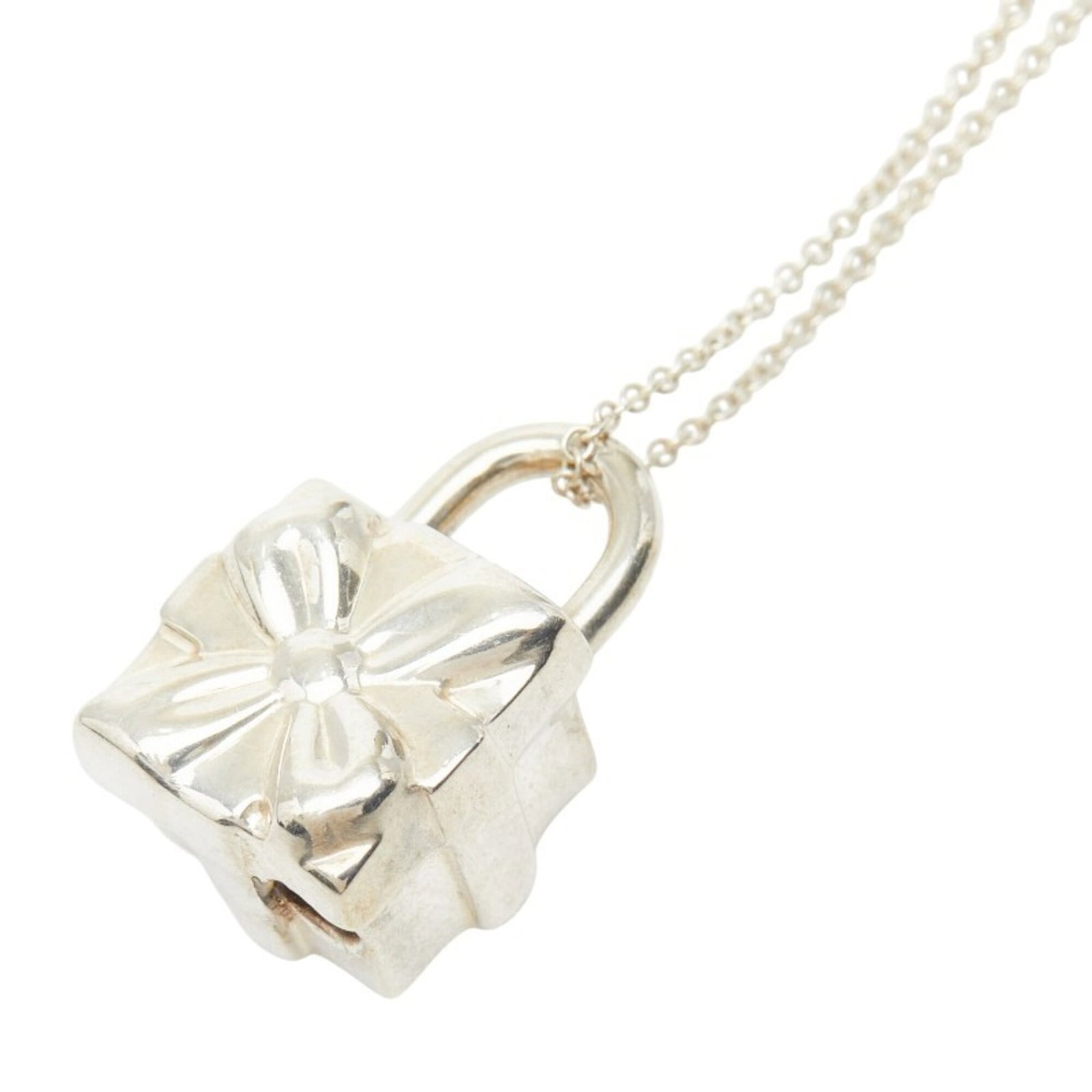 Gift Box Pendant Silver Ribbon Lock Tiffany Necklace Women's Sv925: Gift Box Pendant Silver Ribbon Lock Tiffany Necklace Women's Sv925 Silver Ribbon Lock Pendant Necklace in 925 Sterling Silver, featuring a classic Tiffany design. This elegant necklace boasts a beauti