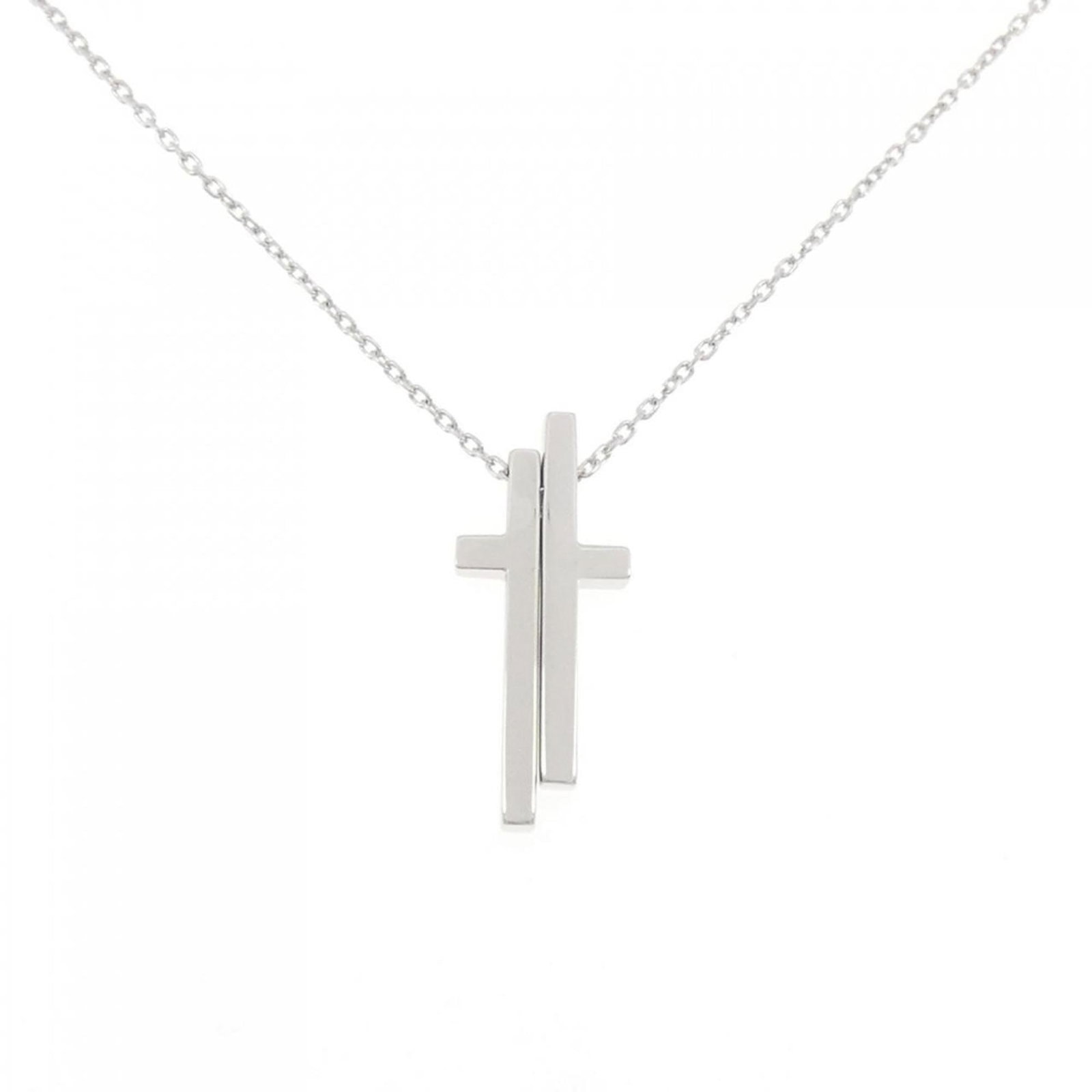 Gucci cross necklace: Gucci cross necklace White gold Gucci cross necklace, featuring a 28.7mm x 11.9mm pendant with a chain length suitable for 40 cm - 49 cm neck circumferences. This used (like new) item boasts a nice