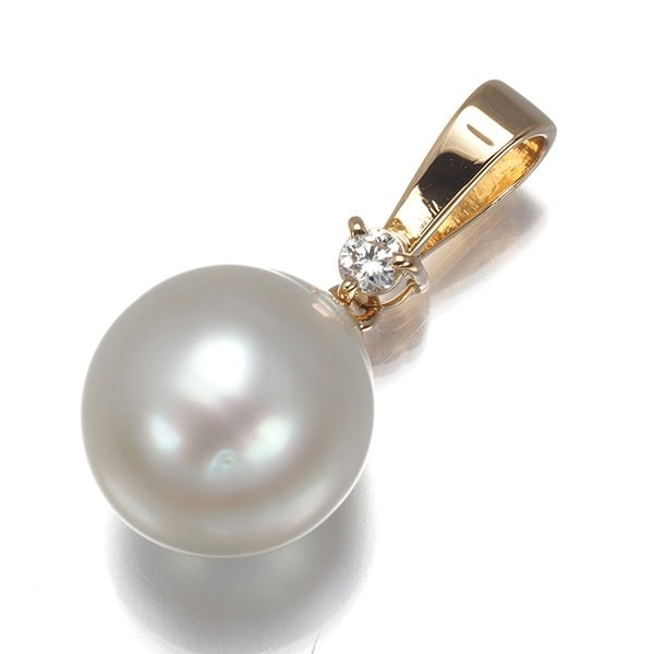 Tasaki Pendant South Sea Pearl 10.0Mm Diamond 18K 750 Yellow Gold: Tasaki Pendant South Sea Pearl 10.0Mm Diamond 18K 750 Yellow Gold Yellow gold pendant featuring a 10.0mm South Sea pearl, set in 18k yellow gold. The pendant showcases the beauty of the large South Se