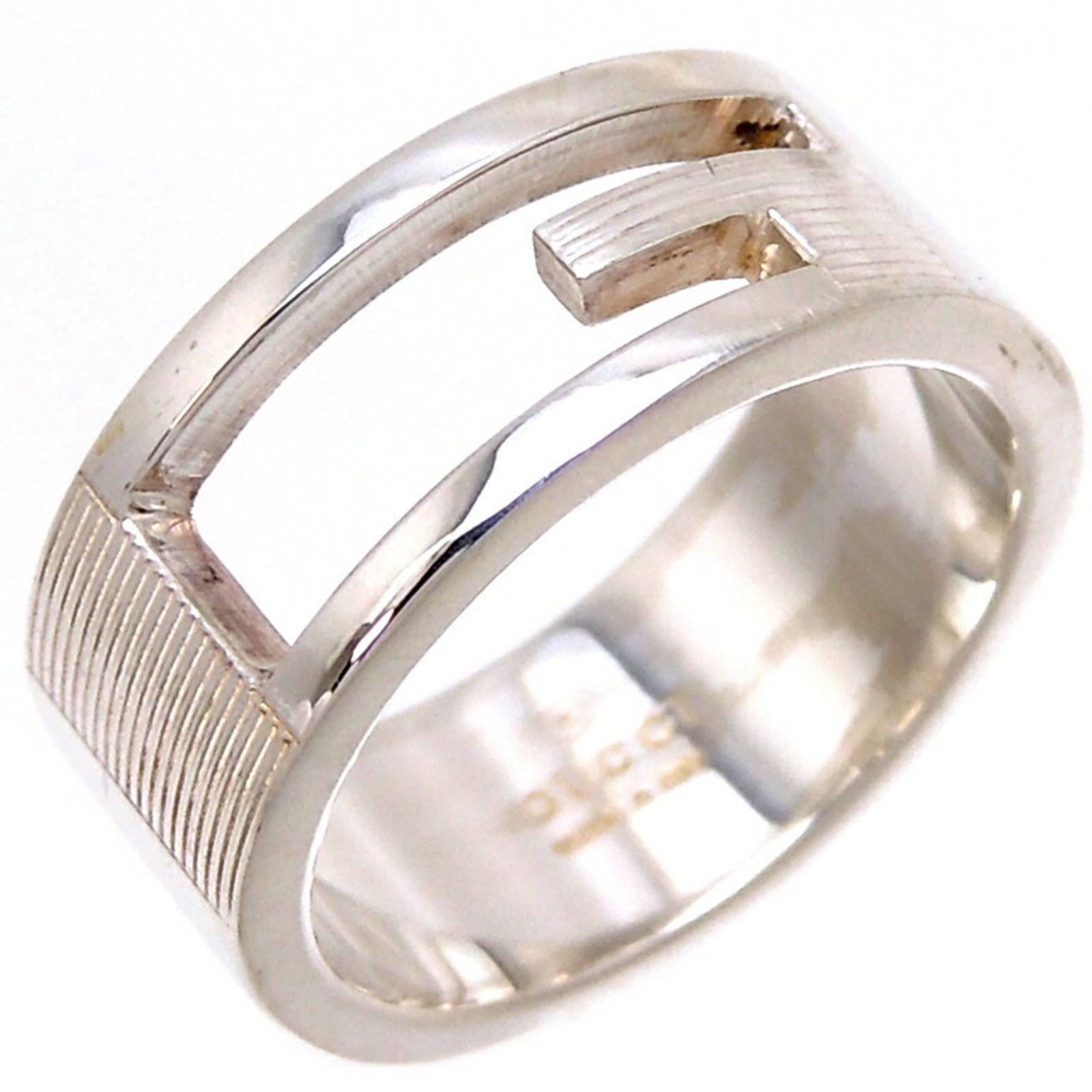 Gucci ring band silver 925: Gucci ring band silver 925 Silver band ring from Gucci, featuring a sleek design with a subtle width of 7.8mm and an inner diameter of 16.80mm. Made from high-quality silver 925 material, this ring