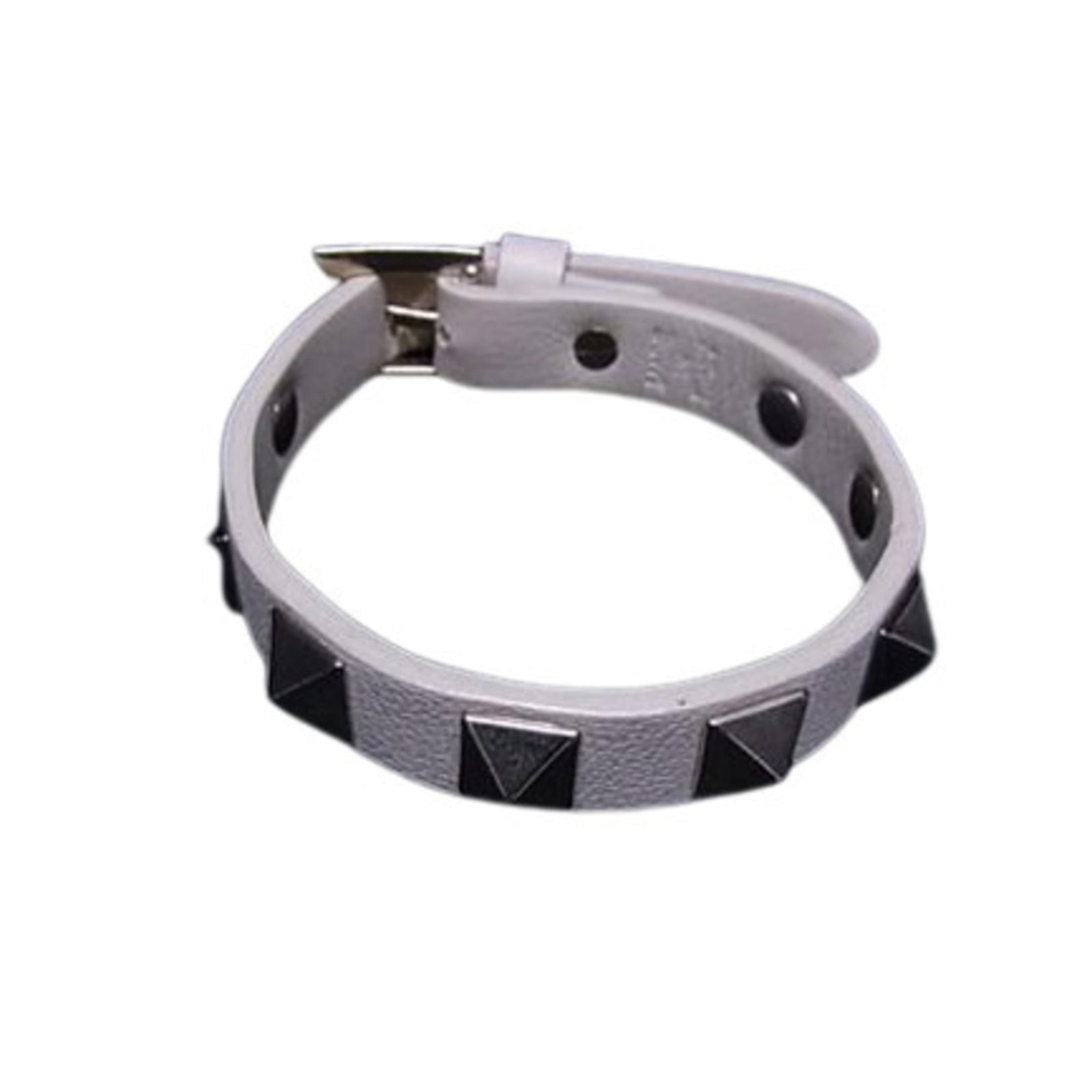 Garavani Charm Leather Valentino: Garavani Charm Leather Valentino The Valentino Garavani Charm Leather bracelet boasts an elegant ivory leather strap with a classic charm design. Measuring 22cm in total length, it features a subtle w