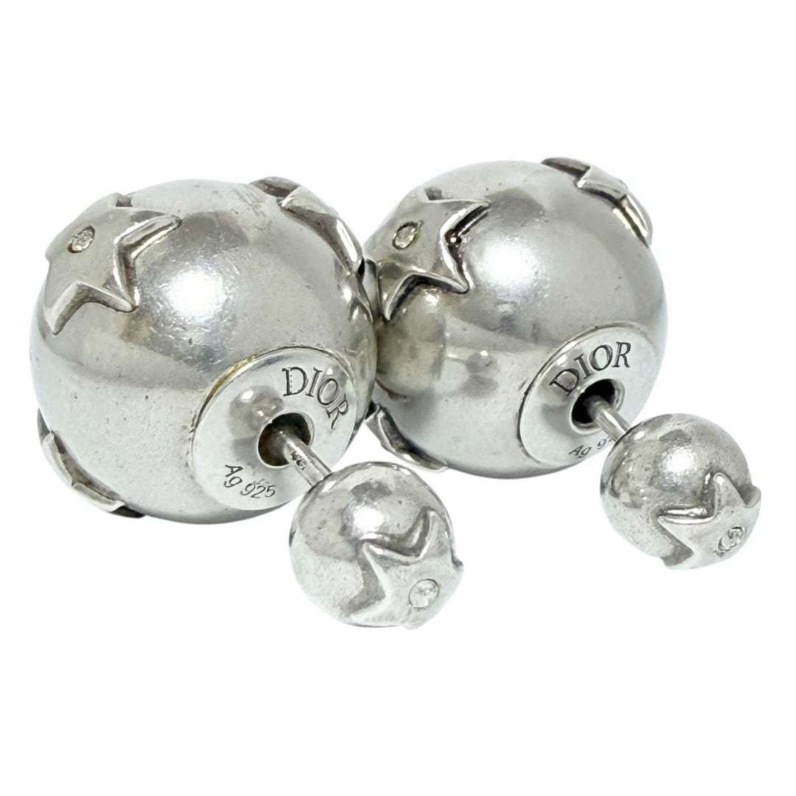Dior Stud Earrings Silver 925: Dior Stud Earrings Silver 925 Silver 925 Dior Stud Earrings - A stylish and elegant accessory, these silver stud earrings feature the iconic Christian Dior brand. With a few traces of usage visible, t