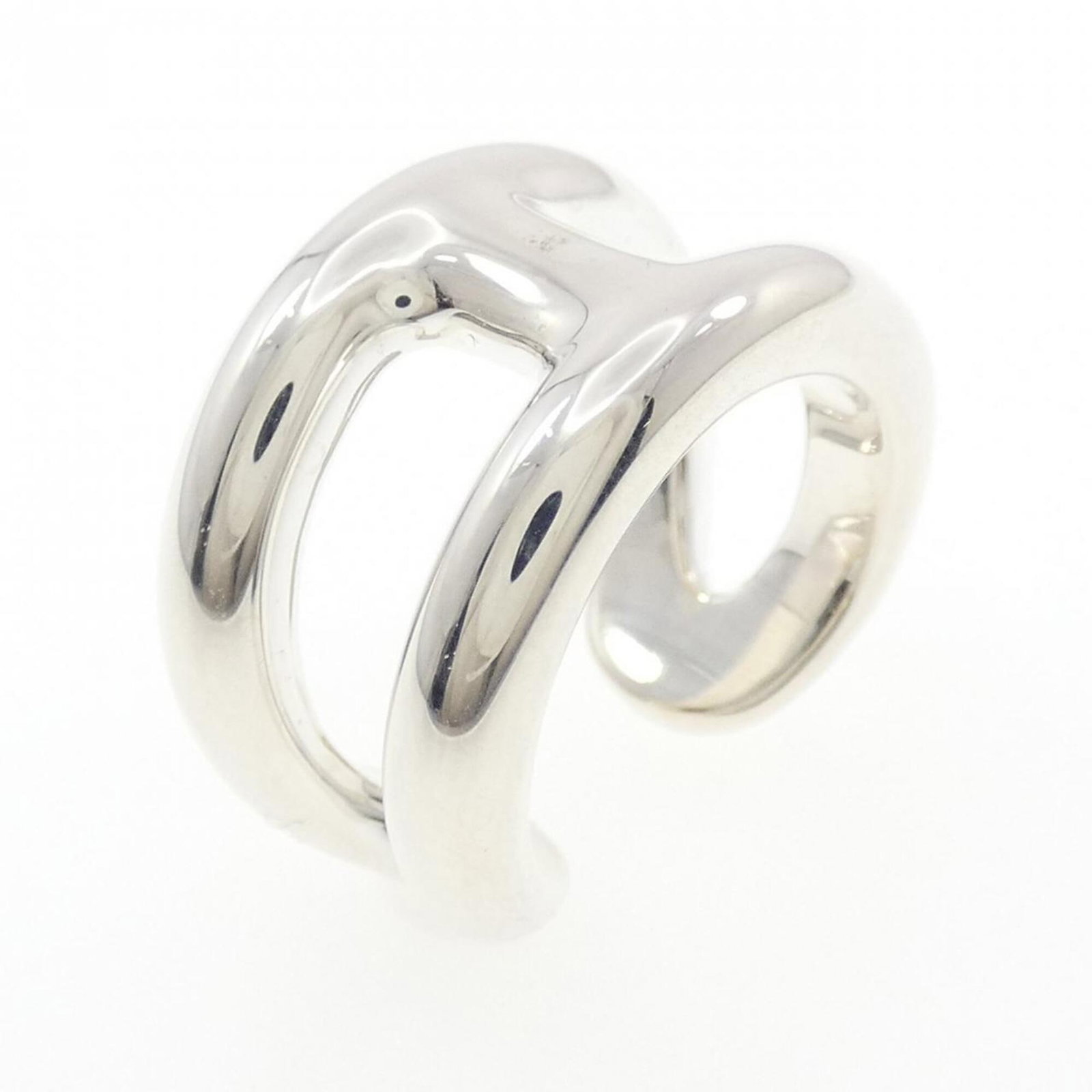 Ring Hermes Silver Band 925: Ring Hermes Silver Band 925 The Hermes Silver Band 925 features a sleek and sophisticated design, crafted from high-quality silver. With its classic style and subtle details, this ring is perfect for 