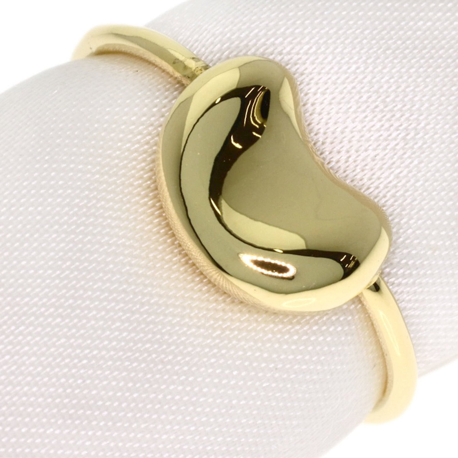 Tiffany Ring Gold Yellow 18K: Tiffany Ring Gold Yellow 18K Yellow gold (18K) band ring from Tiffany, featuring a classic design. The ring shows some signs of usage, with a few scratches and minor dirt marks, but remains in very go