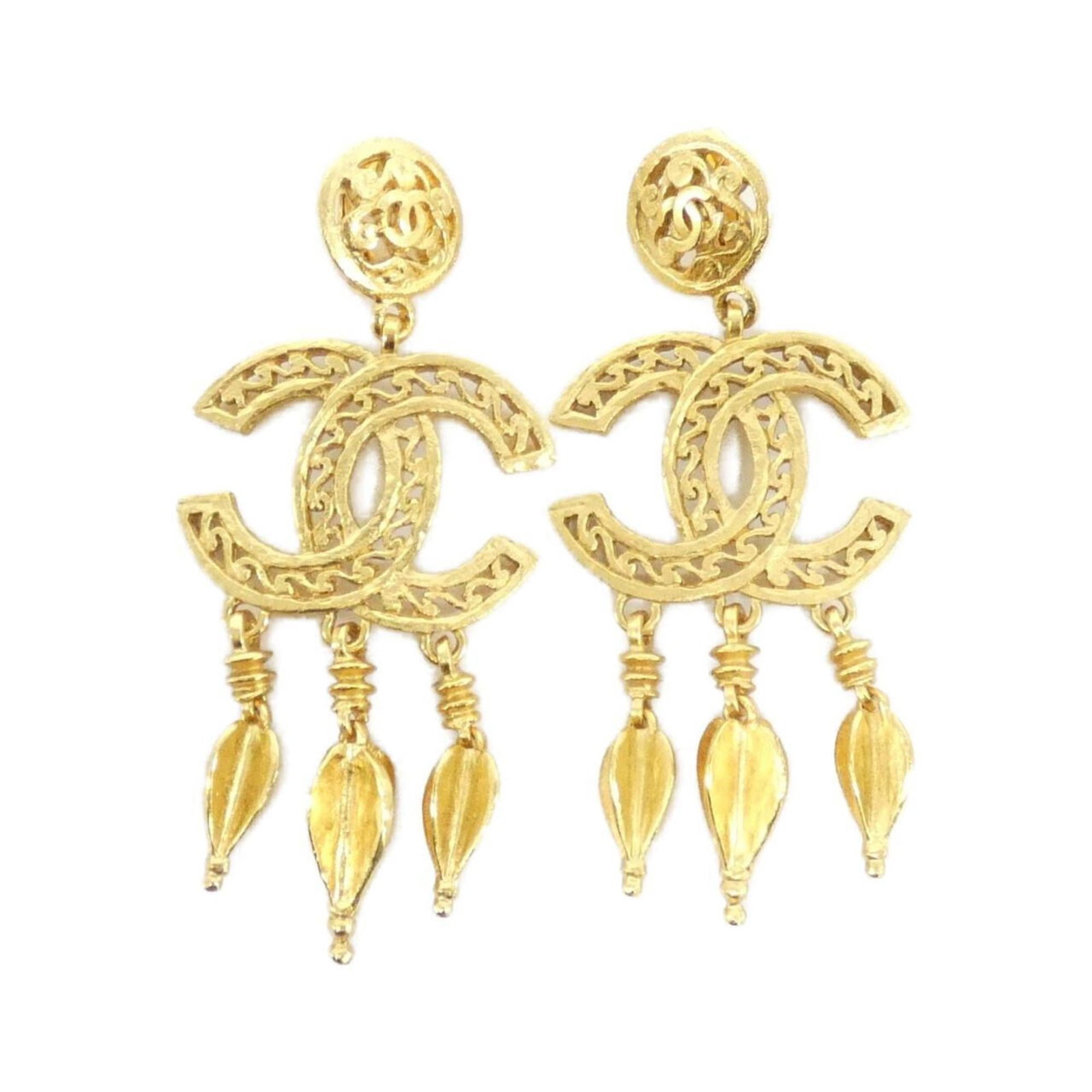 Chanel Clip Earrings: Chanel Clip Earrings Gold clip earrings from the iconic Chanel brand, featuring a sleek and timeless design. With a few traces of usage visible, these earrings still exude their luxurious charm. Measu