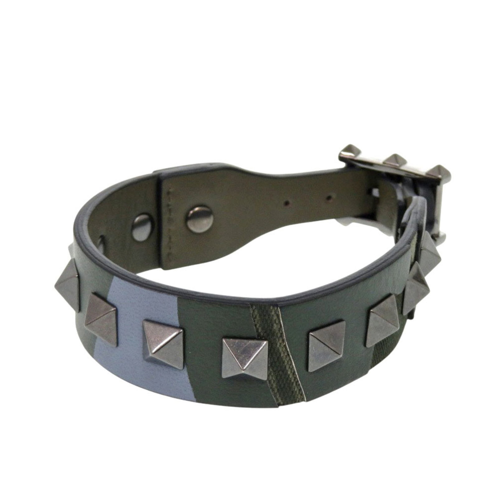 Garavani Charm Leather Valentino: Garavani Charm Leather Valentino Camouflage and khaki leather come together in a unique charm bracelet from Valentino Garavani, measuring 17cm-20cm in length. This used item shows hardly any traces of
