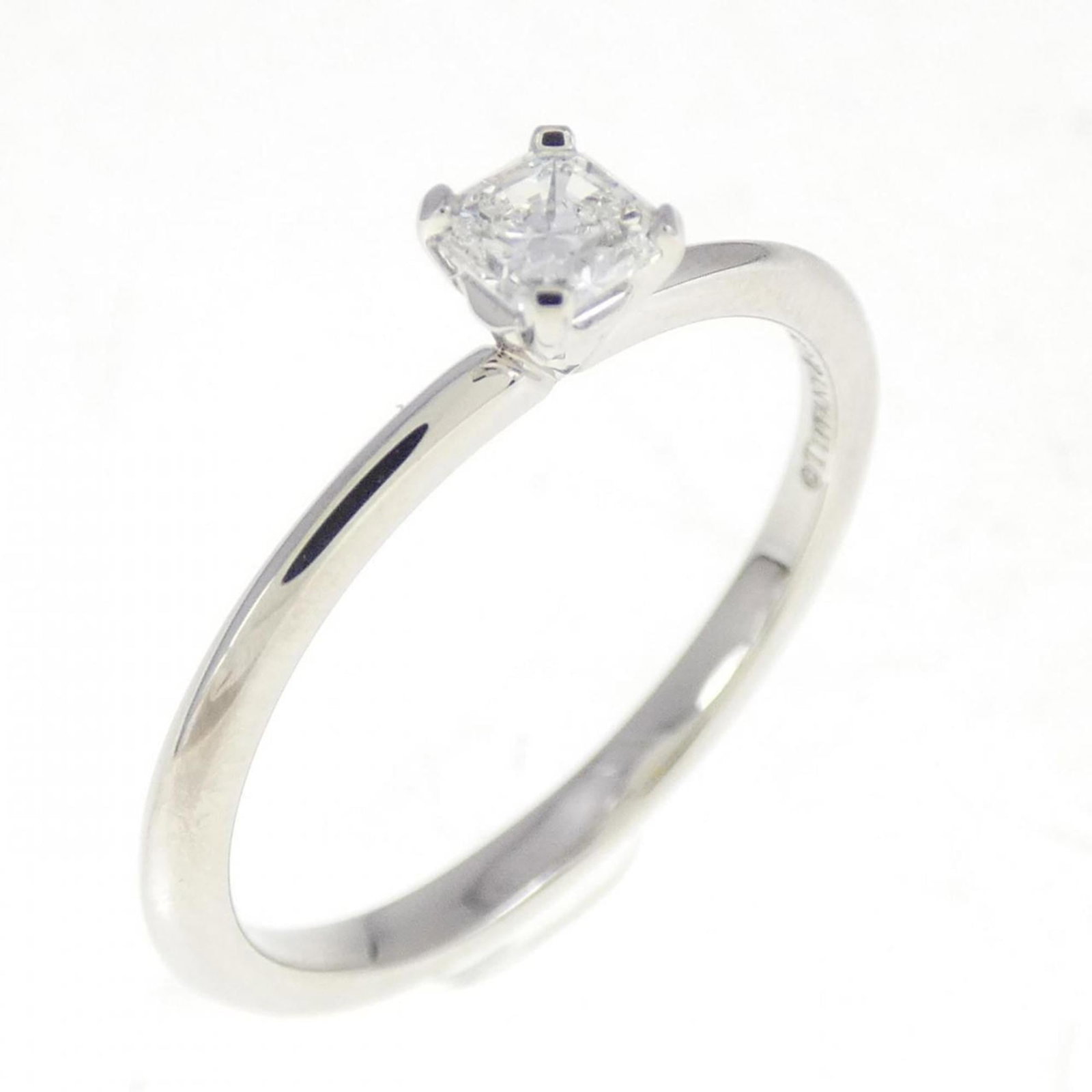 Tiffany band ring platinum: Tiffany band ring platinum Platinum band ring from Tiffany featuring a diamond stone, available in size 6. The ring has some minor scratches and dirt, but remains in very good condition with only a fe