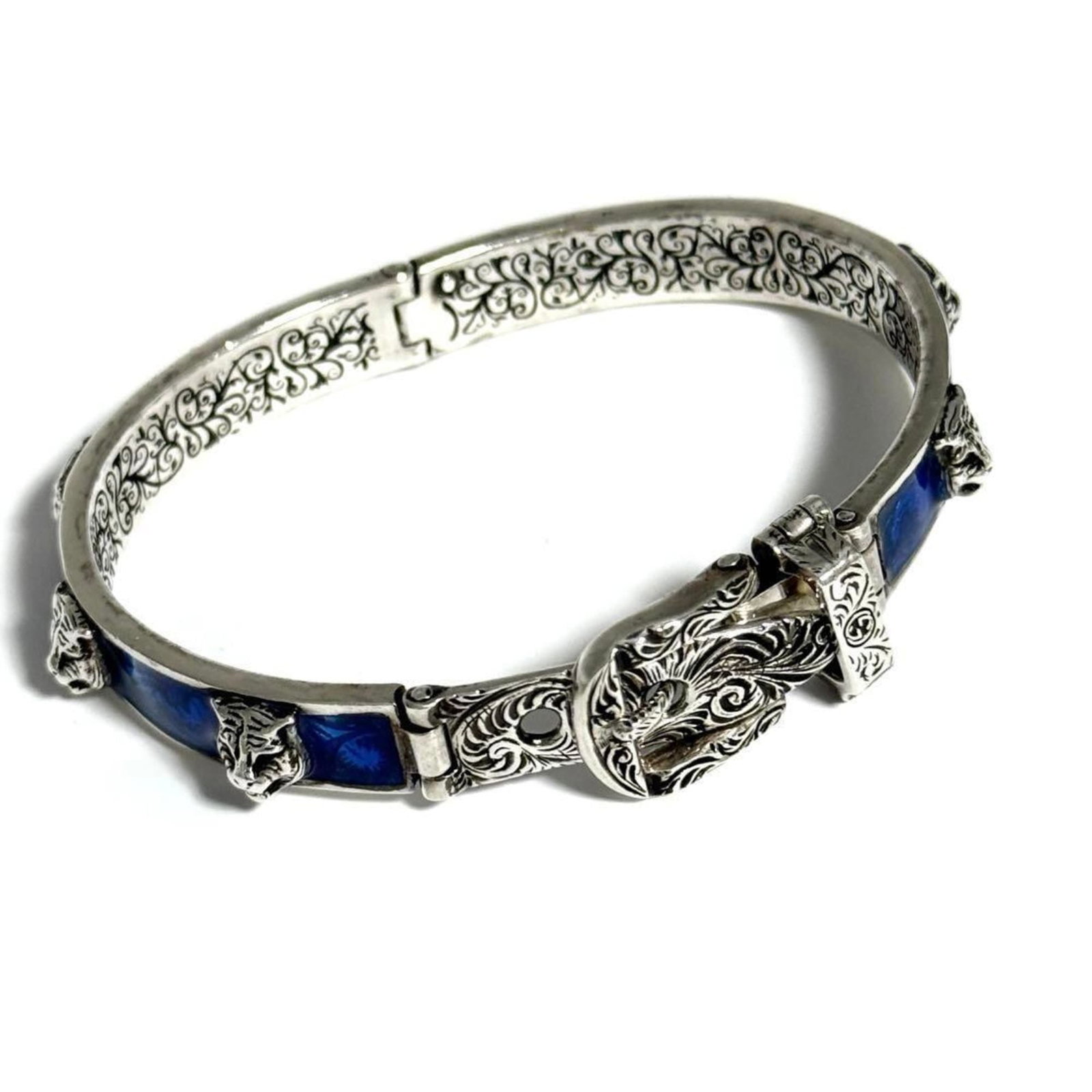 Bangle Gucci 925 Silver: Bangle Gucci 925 Silver Silver bangle from Gucci, made from 925 material and featuring a classic design. The item measures 16cm-16.5cm in length and shows some minor signs of wear, including