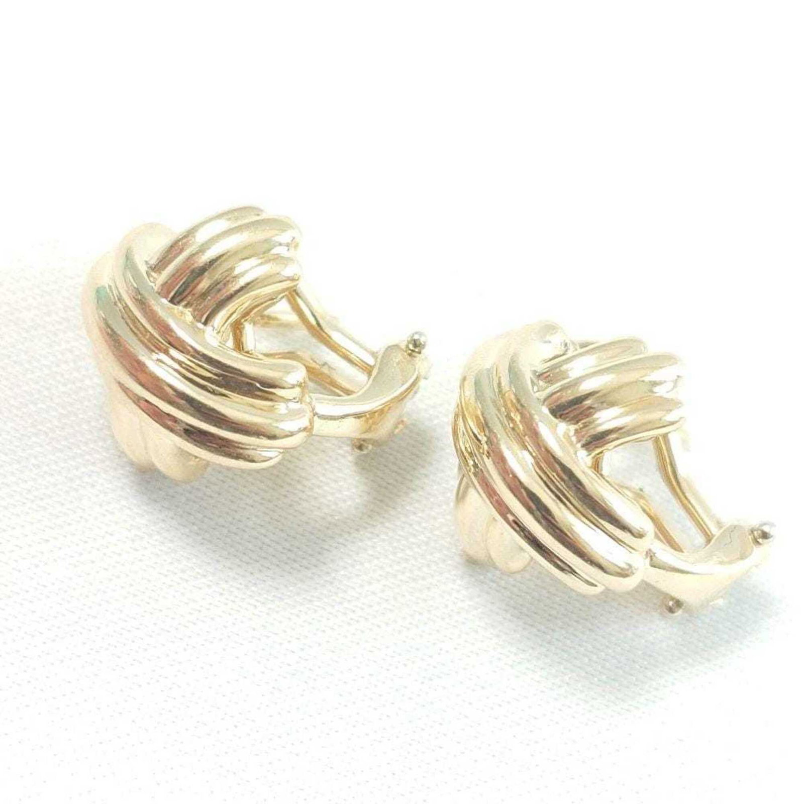 Gold Stud Yellow Earrings Tiffany: Gold Stud Yellow Earrings Tiffany Yellow Gold (18K) stud earrings from Tiffany, bearing a few traces of usage and minor scratches. These used earrings are in very good condition, with some dirt