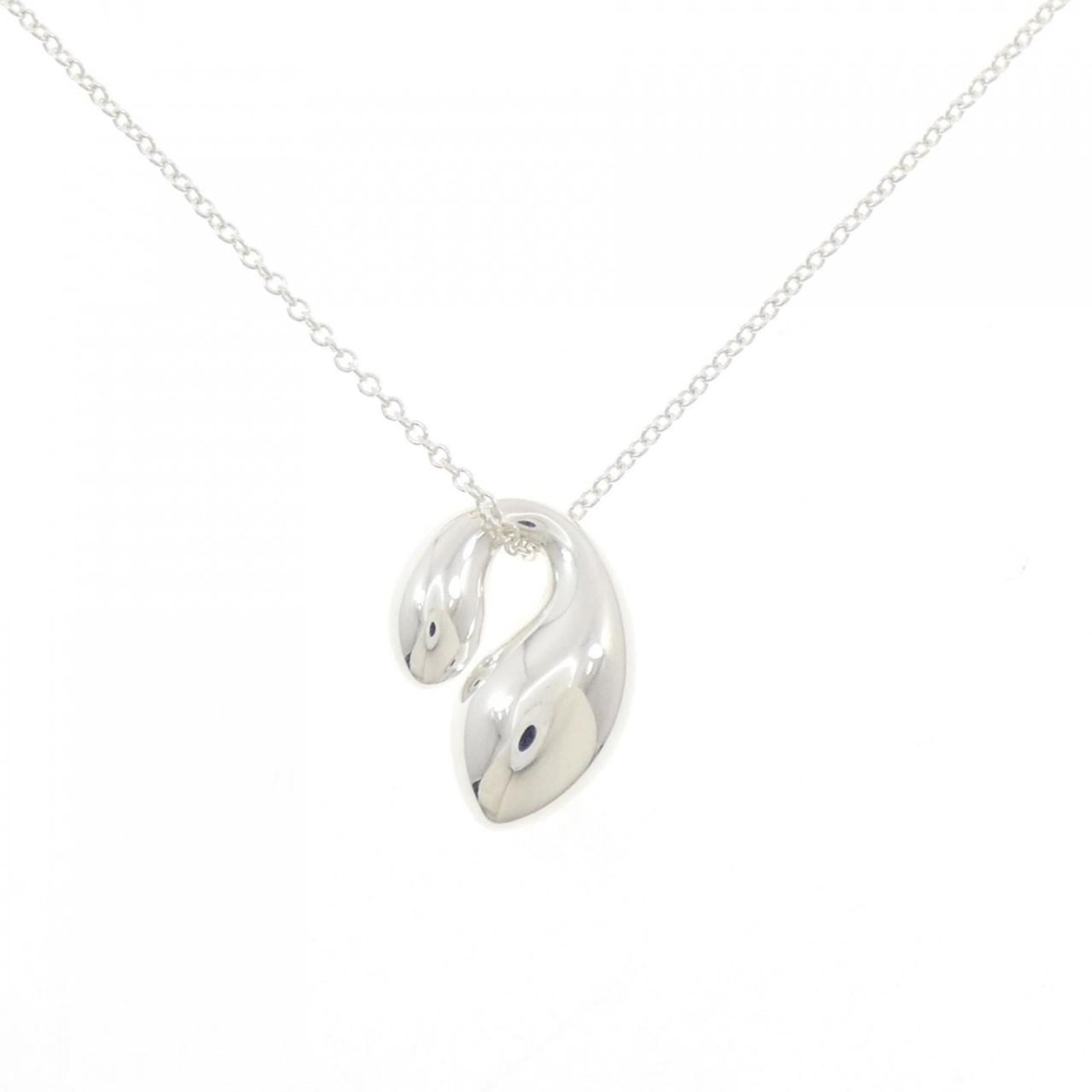 Tiffany 925 Necklace: Tiffany 925 Necklace Tiffany's sterling silver necklace boasts a beautiful pendant, measuring 16.3mm x 12.4mm, suspended from a 41 cm / 16.14'' chain. The piece bears some minor scratches and dirt,