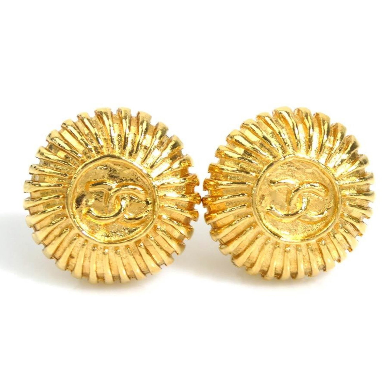 Clip earrings metal by Chanel: Clip earrings metal by Chanel Gold clip earrings by Chanel, bearing traces of usage and minor scratches. These metal earrings are in good condition despite showing signs of wear. The classic design re