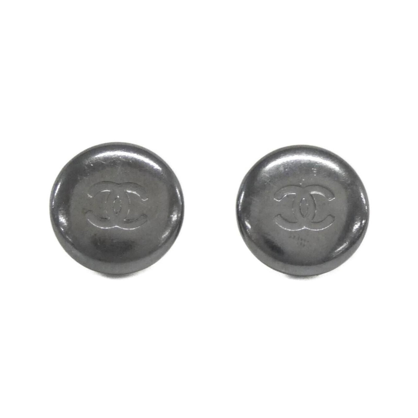 Chanel Clip Earrings: Chanel Clip Earrings Silver Chanel clip earrings with a classic design, measuring 19.00mm x 19.00mm in size. These used earrings showcase traces of usage and minor damages/dirt but remain in acceptabl