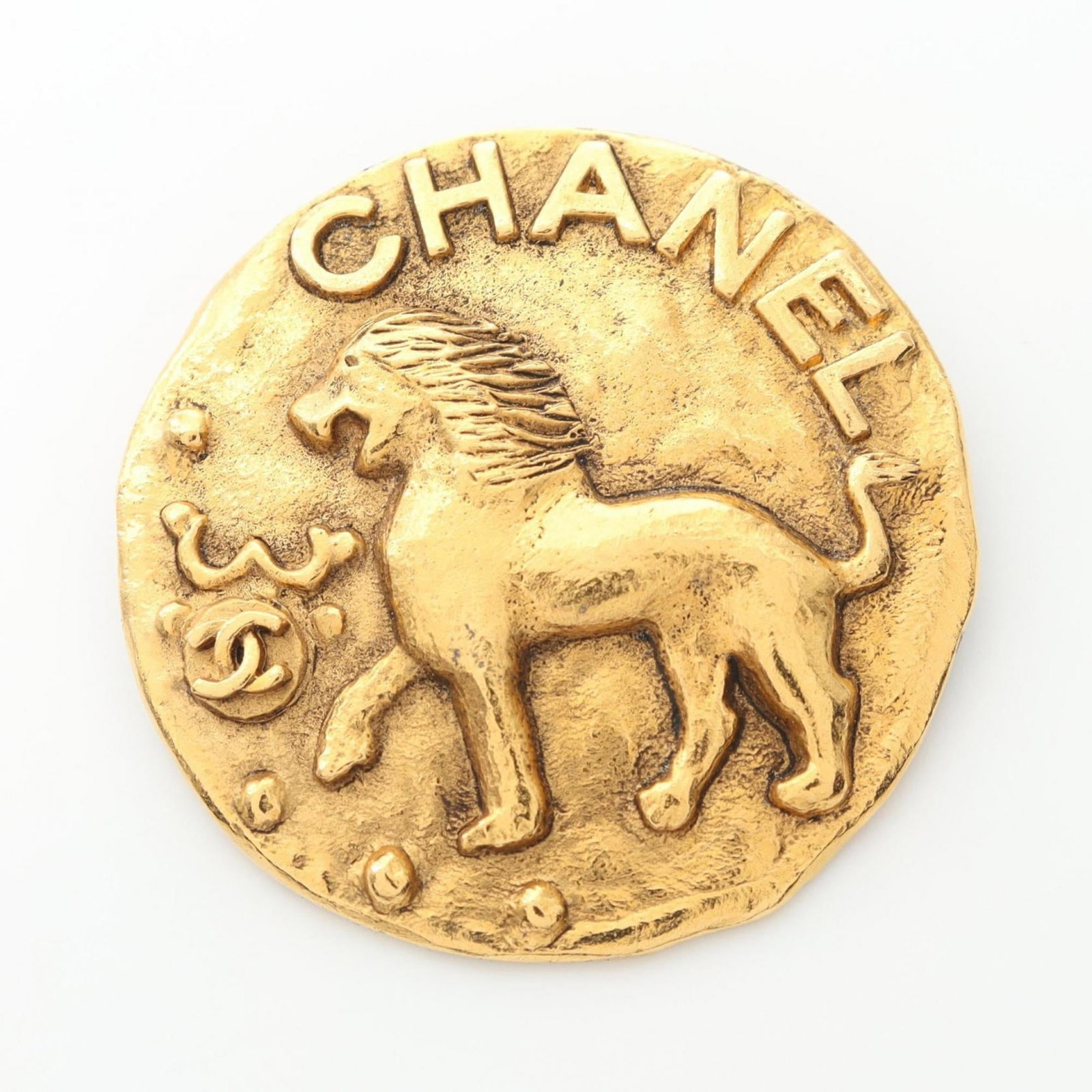 Gold Plating Brooch Chanel: Gold Plating Brooch Chanel Gold Plating Brooch Chanel - A statement piece with gold plating details, measuring 5cm x 5cm. The brooch bears traces of usage and minor scratches, but remains in good cond