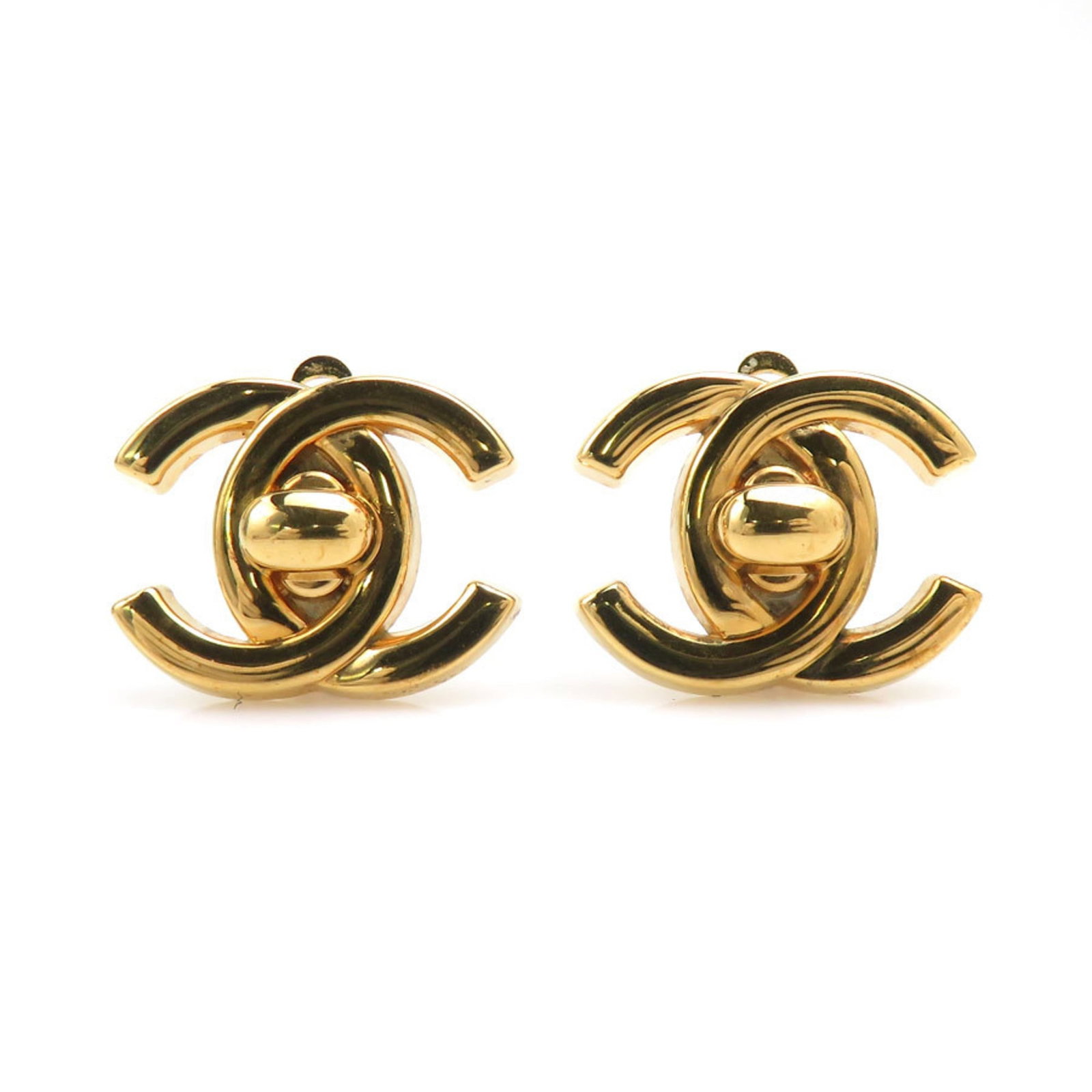Clip earrings metal by Chanel: Clip earrings metal by Chanel Clip earrings in gold metal by renowned fashion house Chanel. The classic design features a sleek, metallic finish and measures 17.00mm x 21.00mm. With traces of usage vi