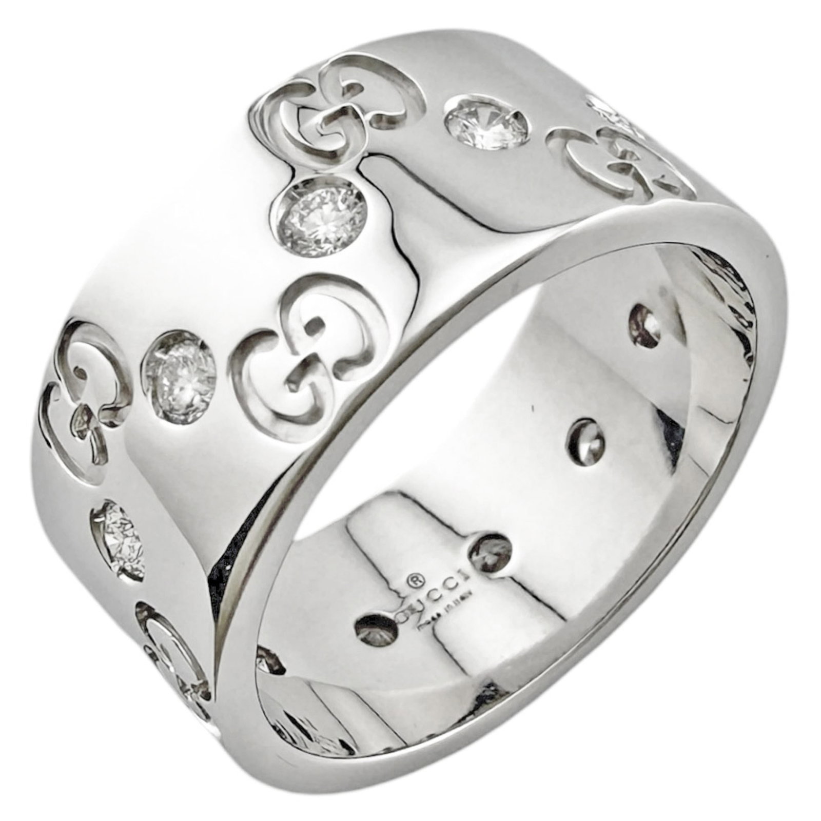White Gold 18K Band Ring Gucci: White Gold 18K Band Ring Gucci White Gold 18K Band Ring Gucci features an elegant design with a silver finish, set in high-quality white gold (18K) and adorned with a diamond stone. The ring boasts a