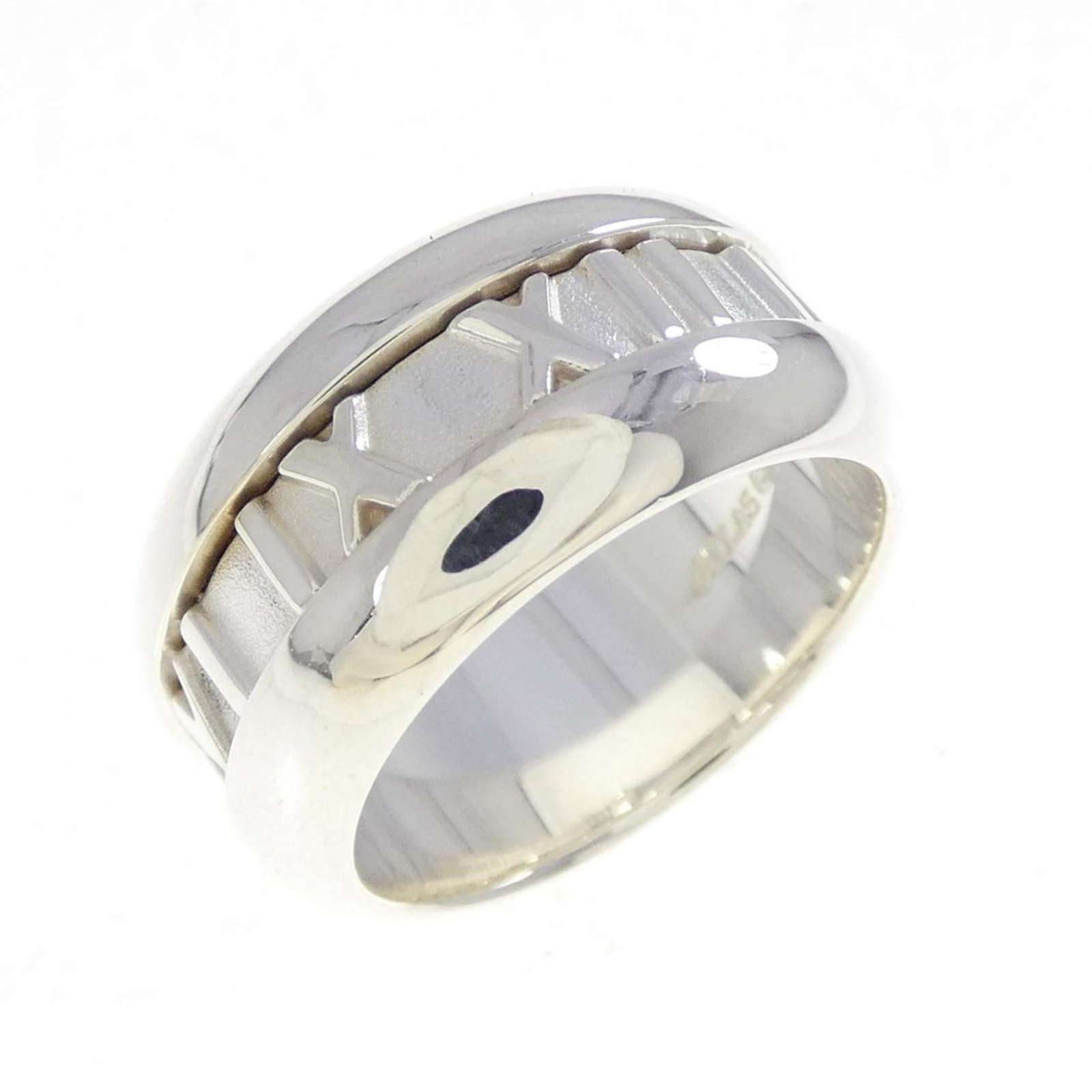 Tiffany Band Ring Silver 925: Tiffany Band Ring Silver 925 Silver 925 band ring from Tiffany, featuring a classic design with subtle wear and minor scratches. Made from high-quality silver, this used ring remains in very good cond