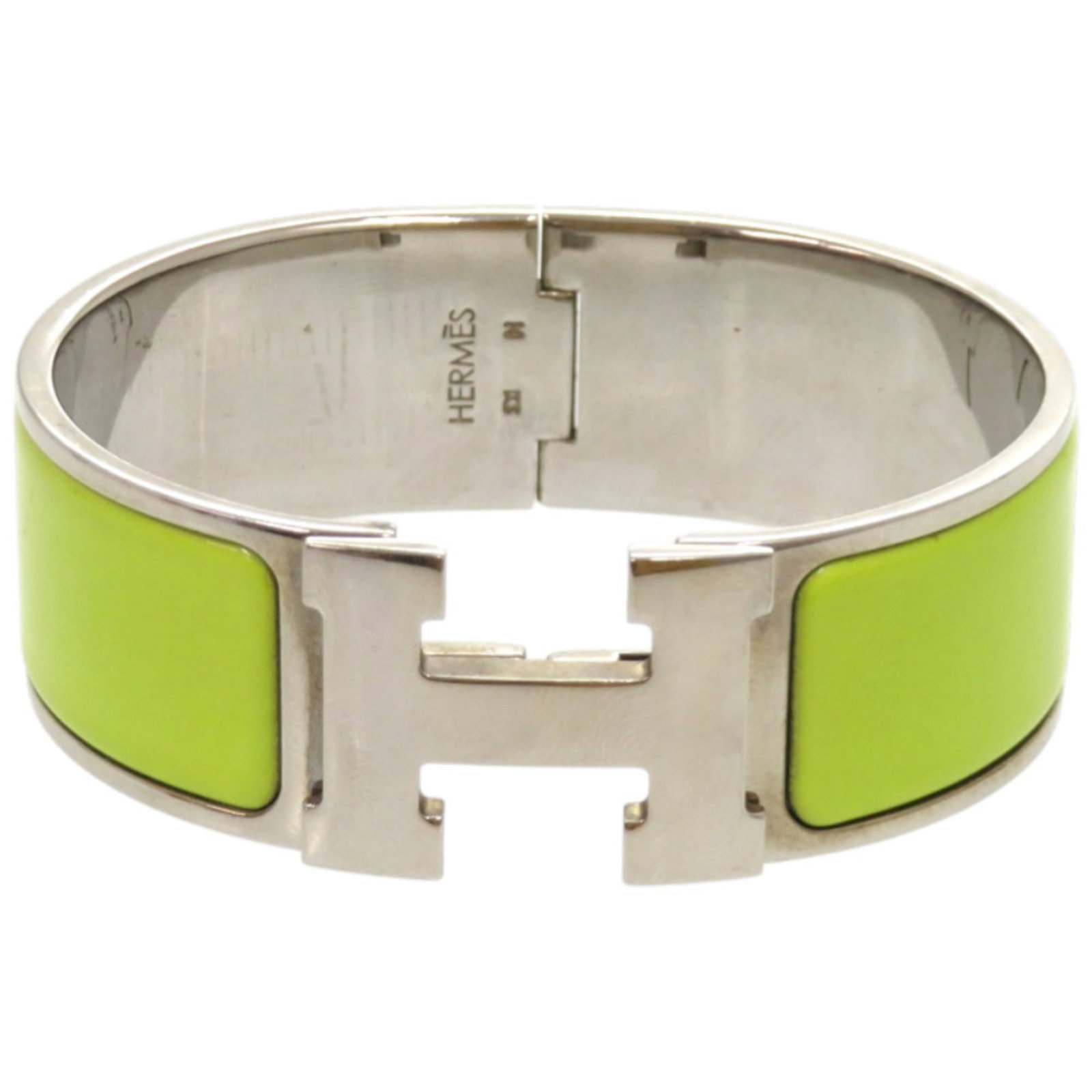 Metal Bangle Hermes: Metal Bangle Hermes This metal bangle from Hermes features a striking green hue paired with silver accents, measuring 16.5cm in length. With its elegant design and subtle signs of wear, this bangle sh
