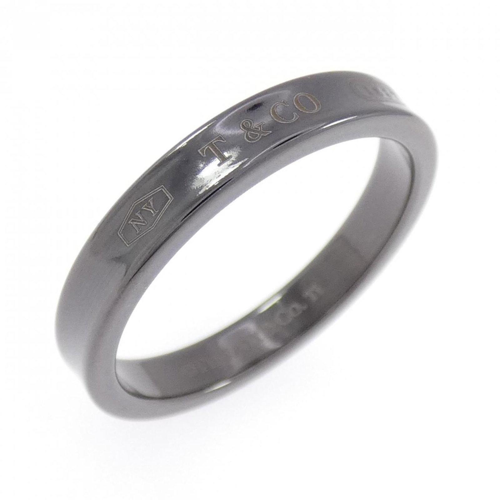 Tiffany Band Ring Titanium: Tiffany Band Ring Titanium Titanium band ring with a gray and silver design, made from durable titanium material. This used item has hardly any traces of usage and is in like new condition. The Tiffan