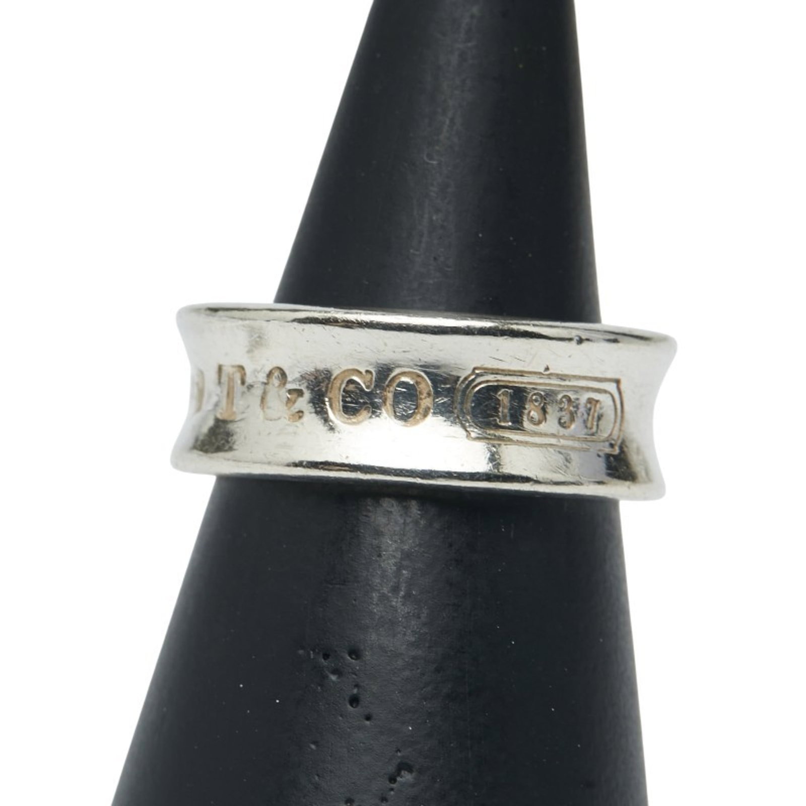 Tiffany Band Ring Silver 925: Tiffany Band Ring Silver 925 Silver band ring from Tiffany, made with high-quality silver 925 material. The ring has some minor scratches and dirt, but remains in very good condition overall. A few tr