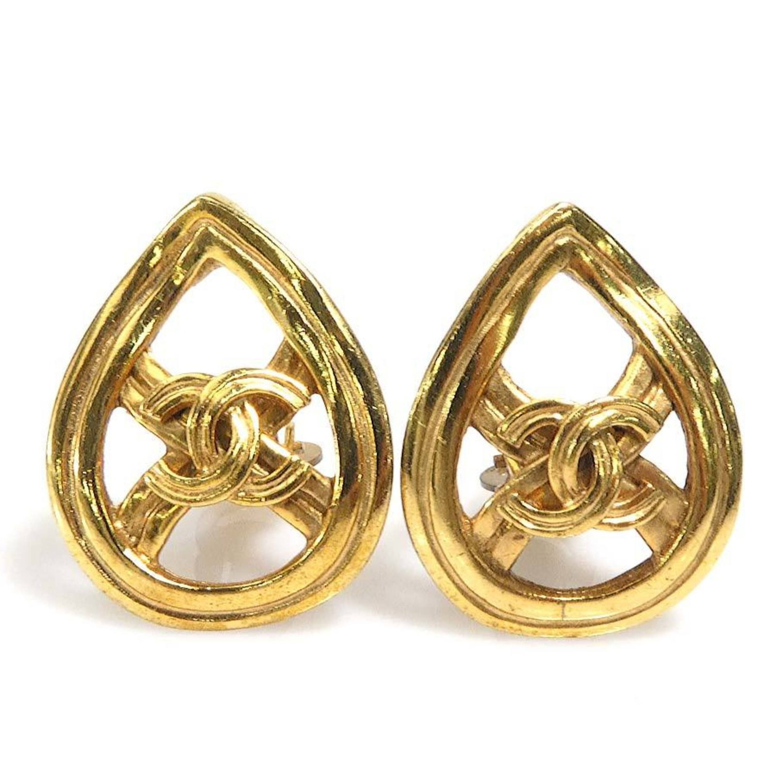 Clip earrings metal by Chanel: Clip earrings metal by Chanel Clip earrings in gold metal, bearing the iconic Chanel brand. Traces of usage and minor scratches are visible, but overall the condition remains good. A classic